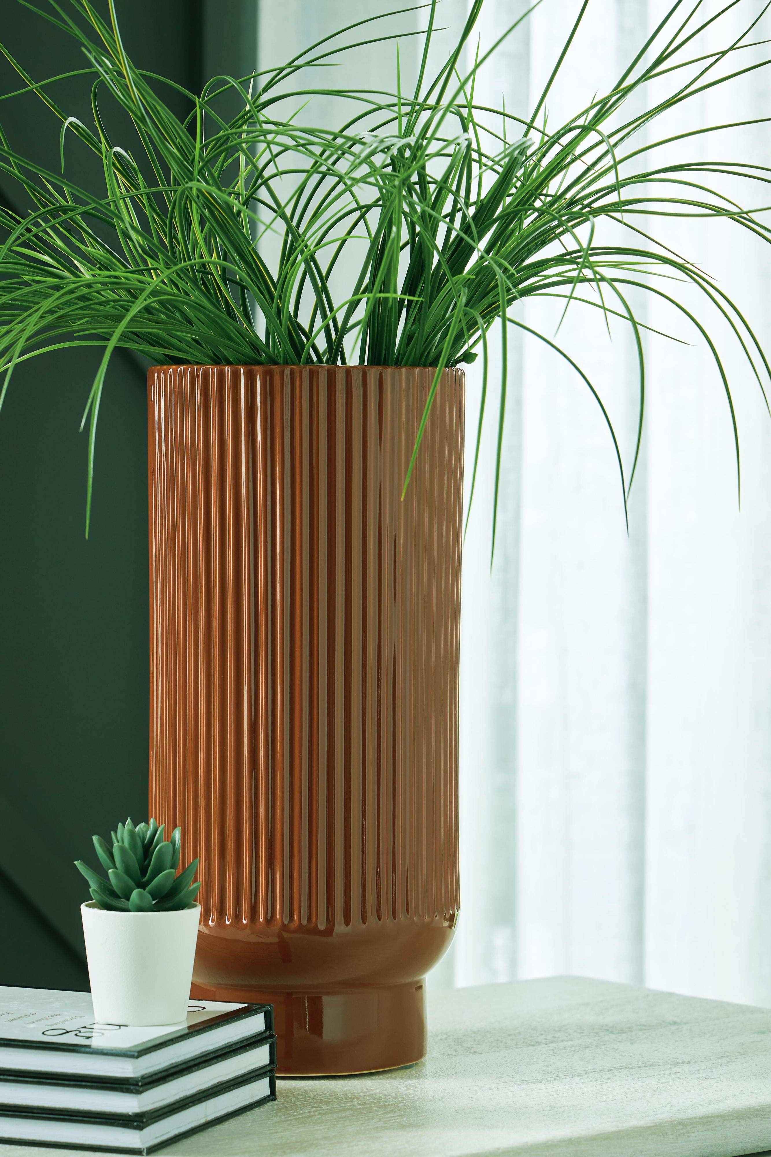 Avalyah Indoor/Outdoor Vase (Set of 2)