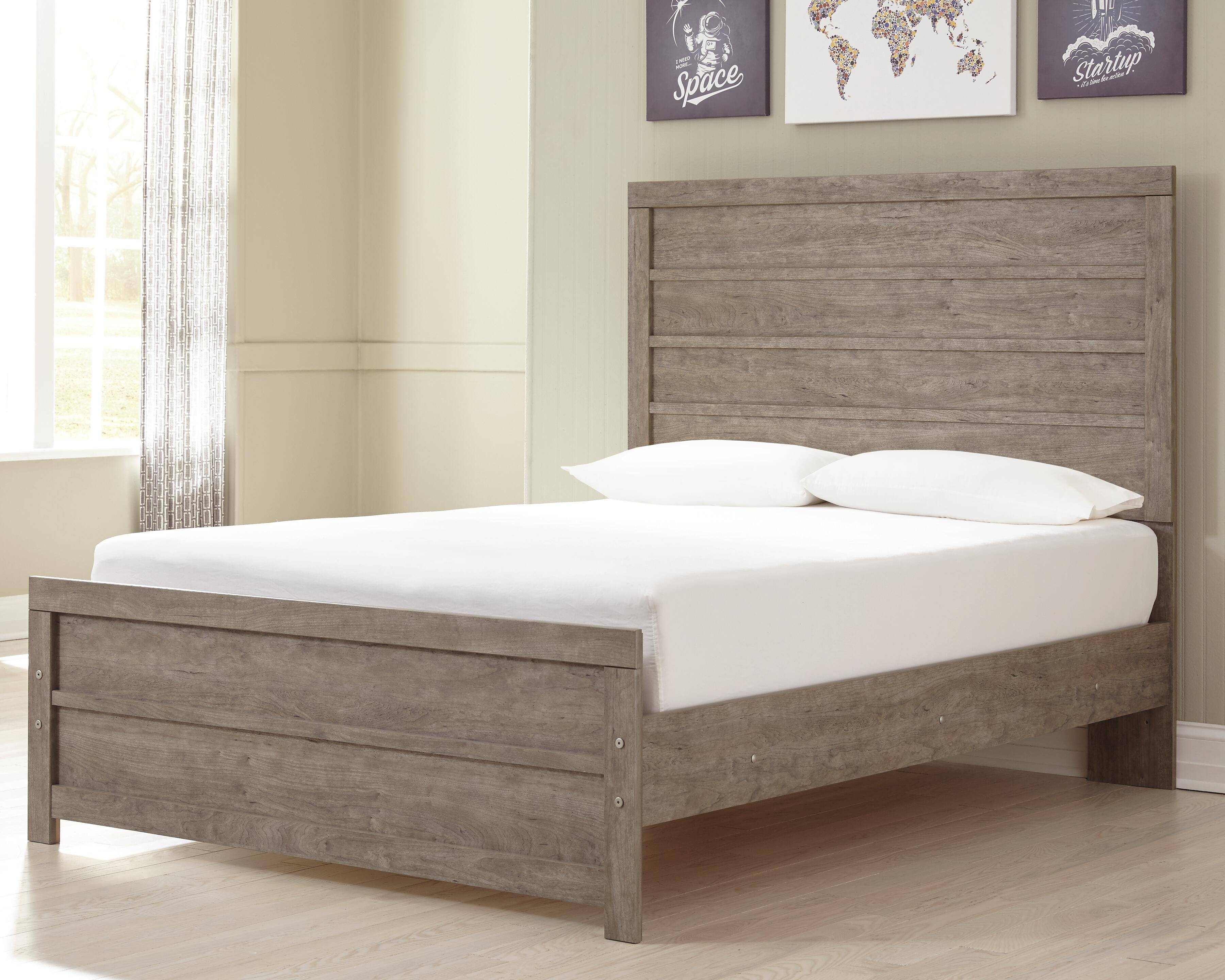 Culverbach Panel Bed with 2 Nightstands