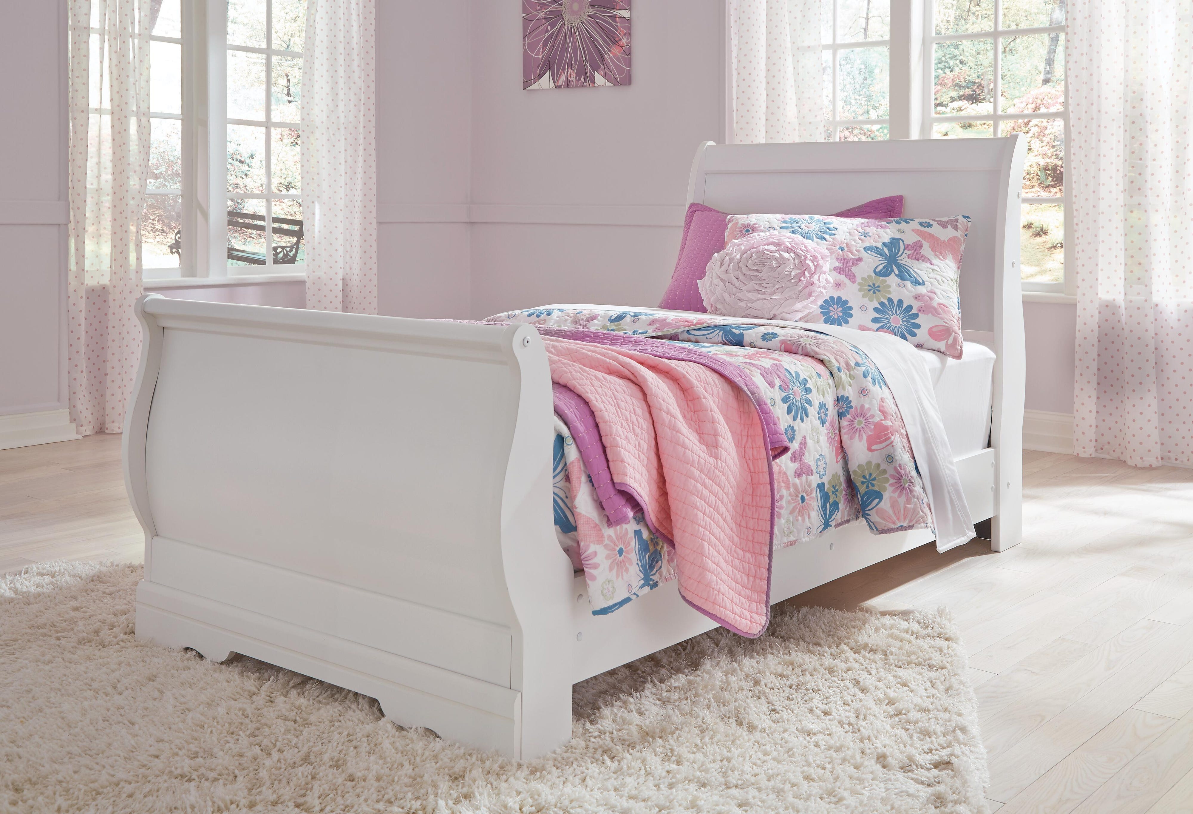 Anarasia Sleigh Bed, Chest and Nightstand