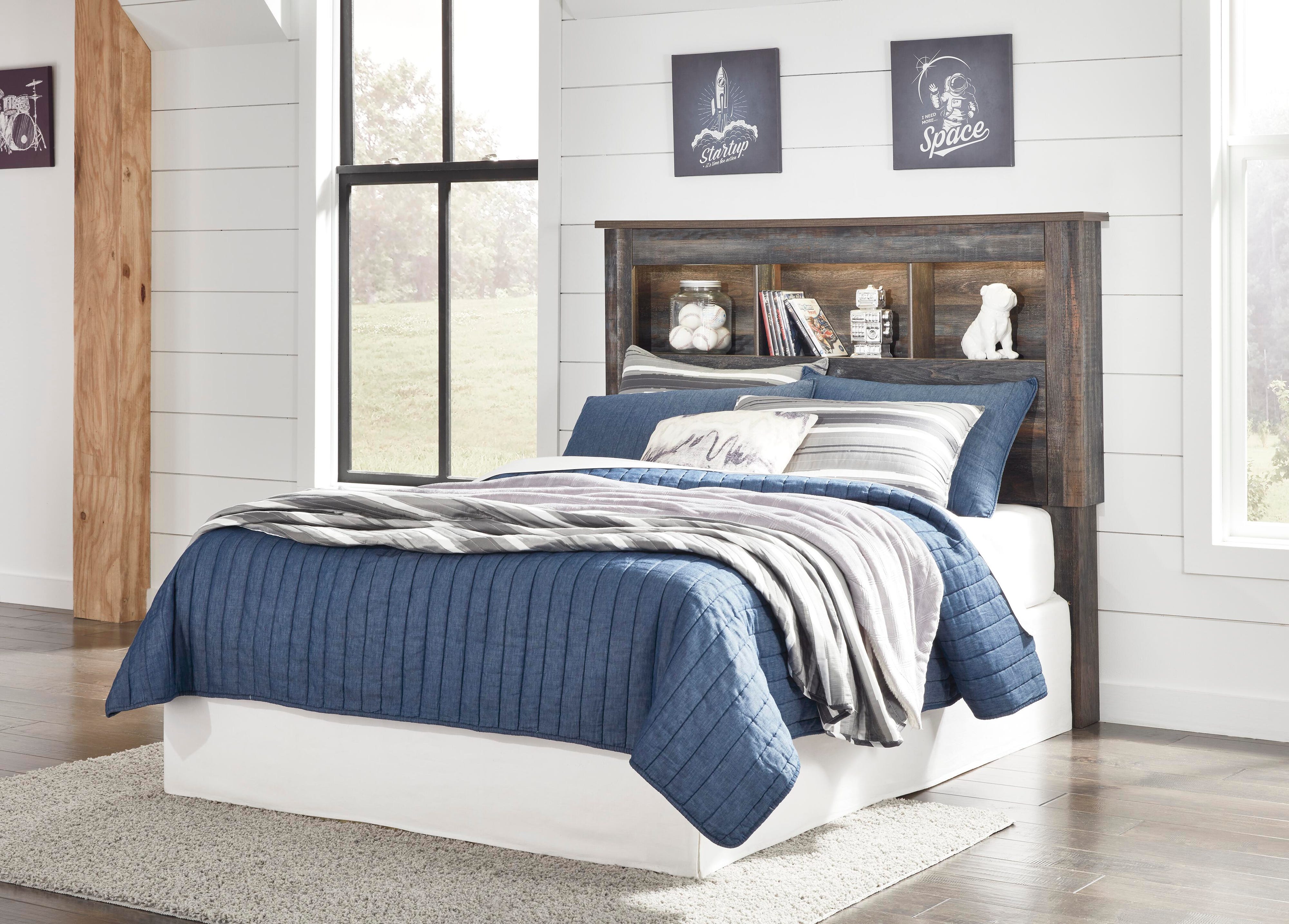 Cambeck Panel Headboard with Mirrored Dresser and Chest