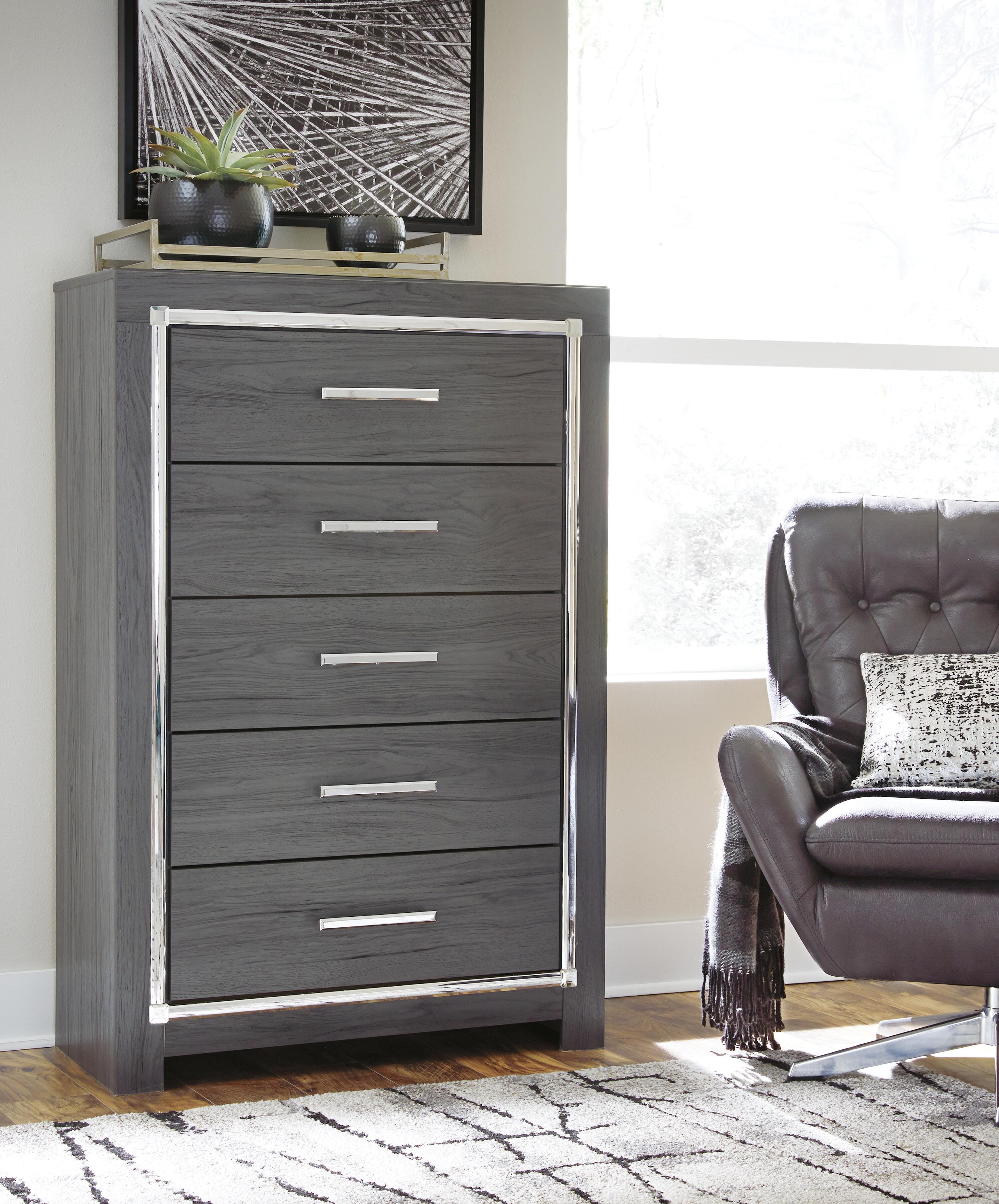 Lodanna Panel Bed with Mirrored Dresser, Chest and 2 Nightstands