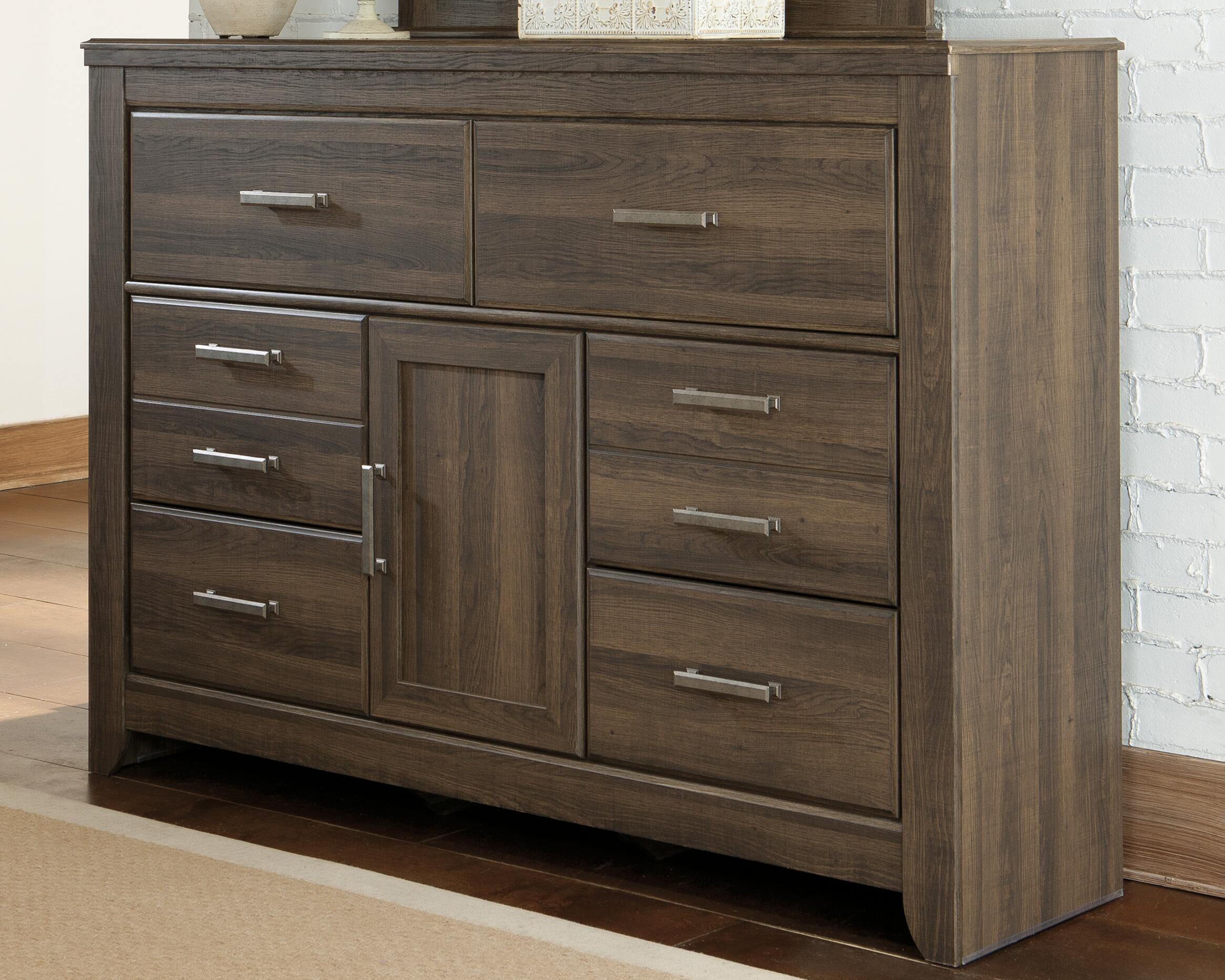 Juararo Poster Bed and Dresser