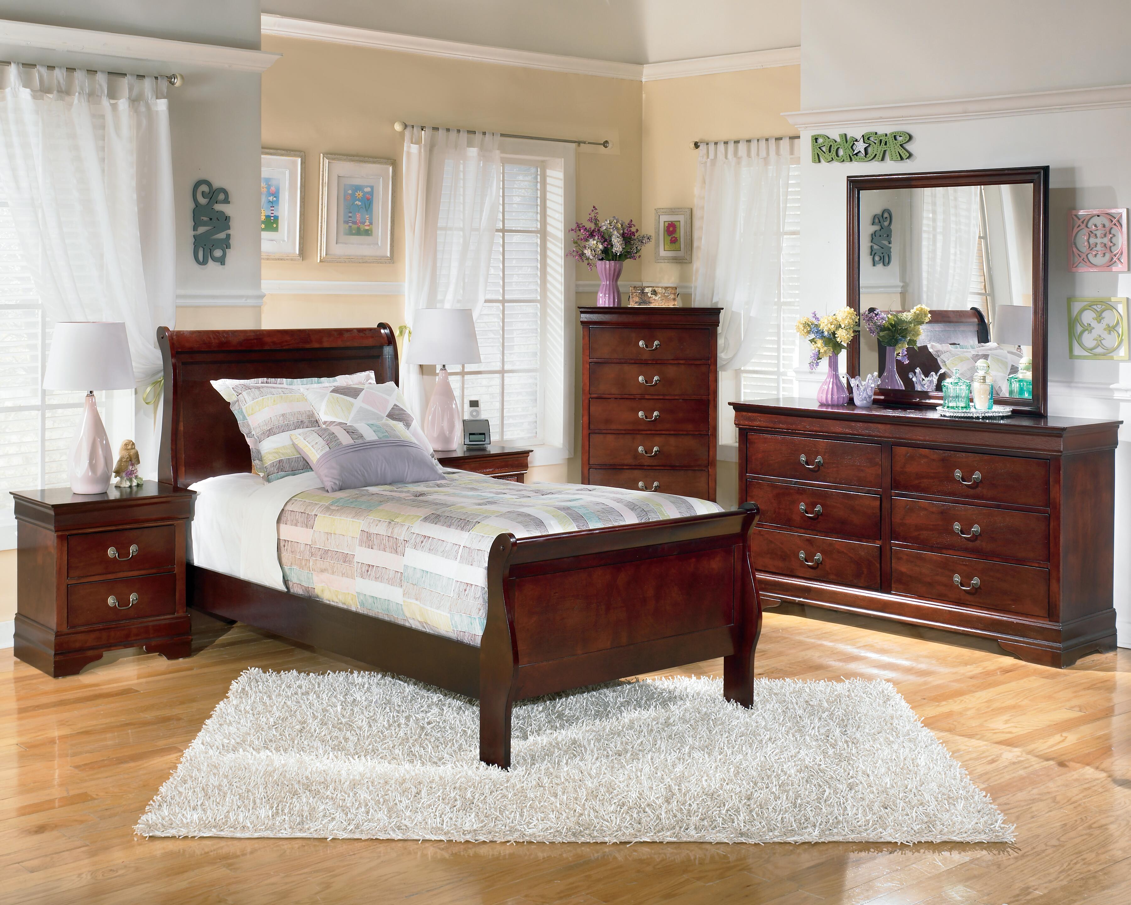 Alisdair Sleigh Bed with Mirrored Dresser, Chest and 2 Nightstands