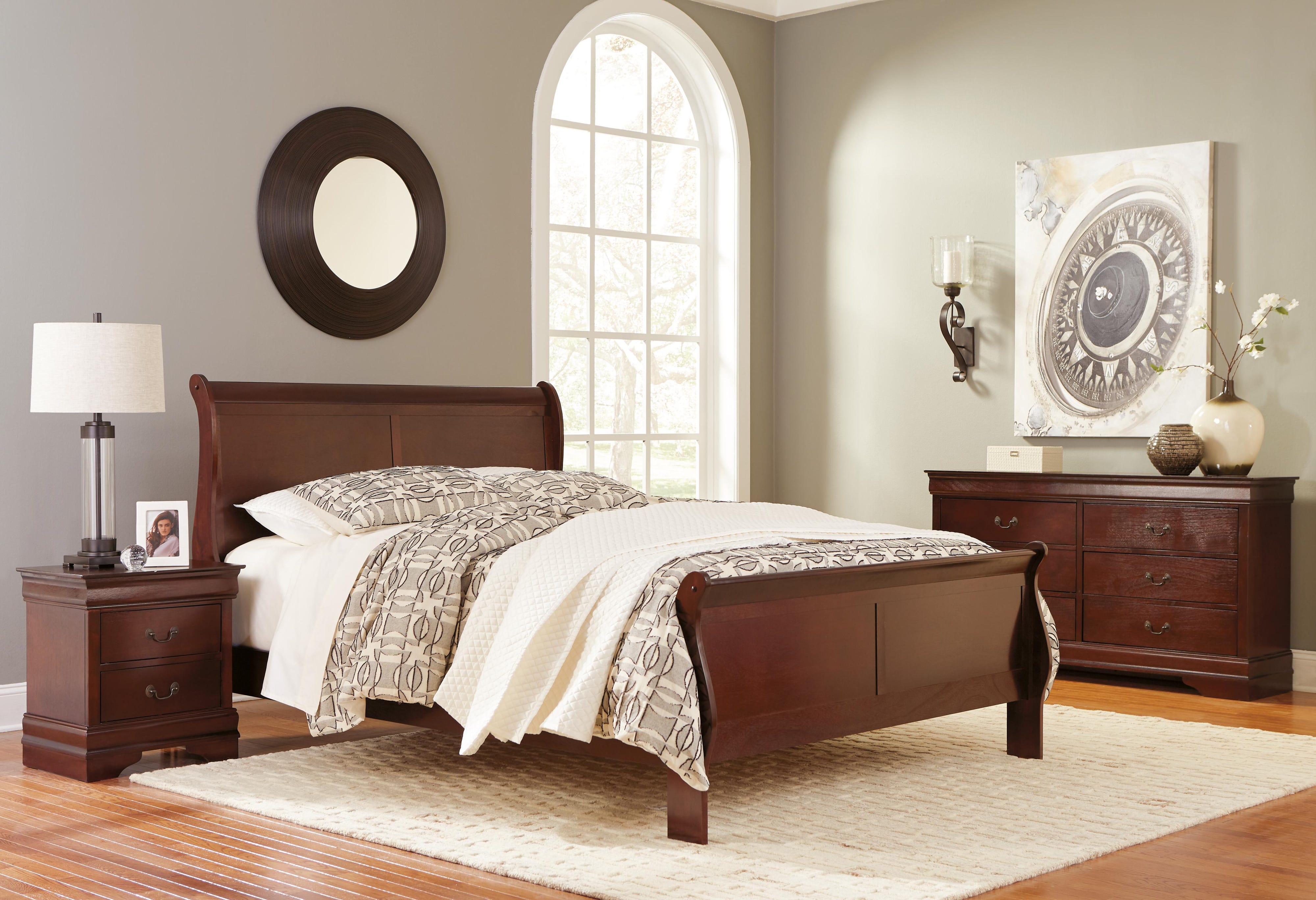 Alisdair Sleigh Bed with Mirrored Dresser and Chest