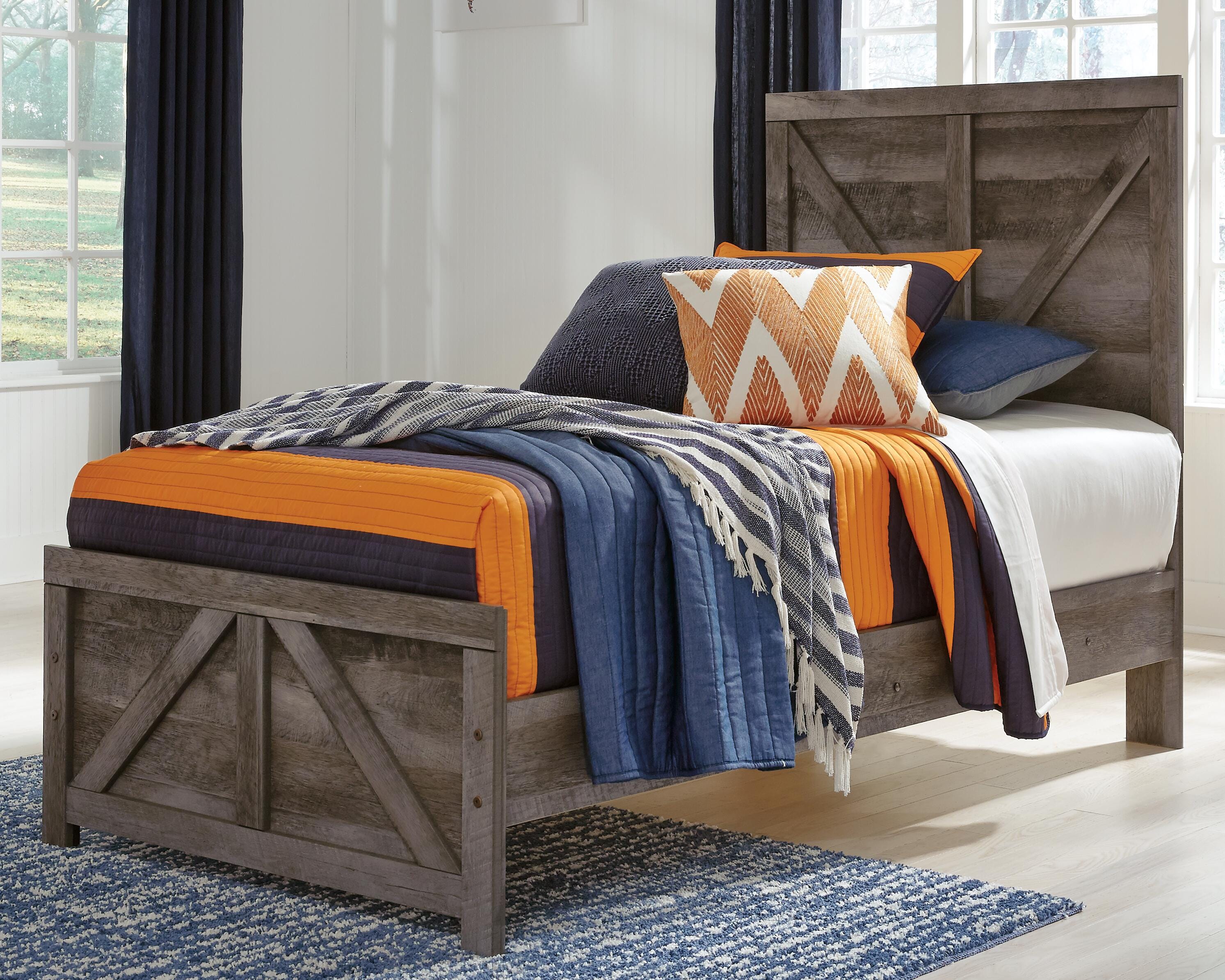 Wynnlow Panel Bed