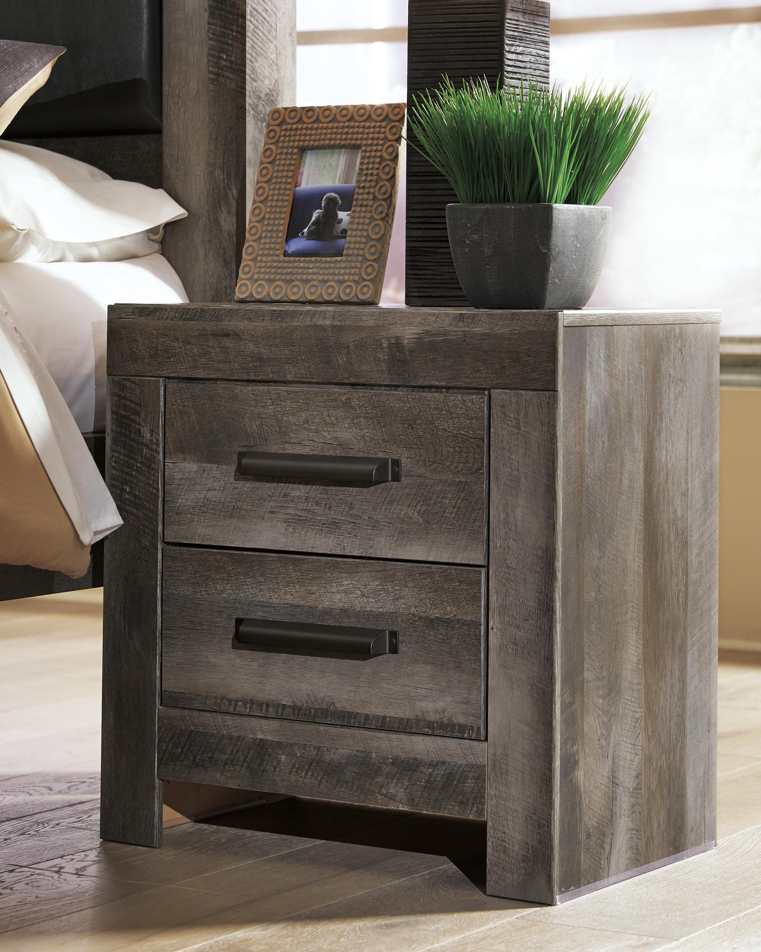 Wynnlow Crossbuck Panel Bed, Dresser, Mirror, and Nightstand