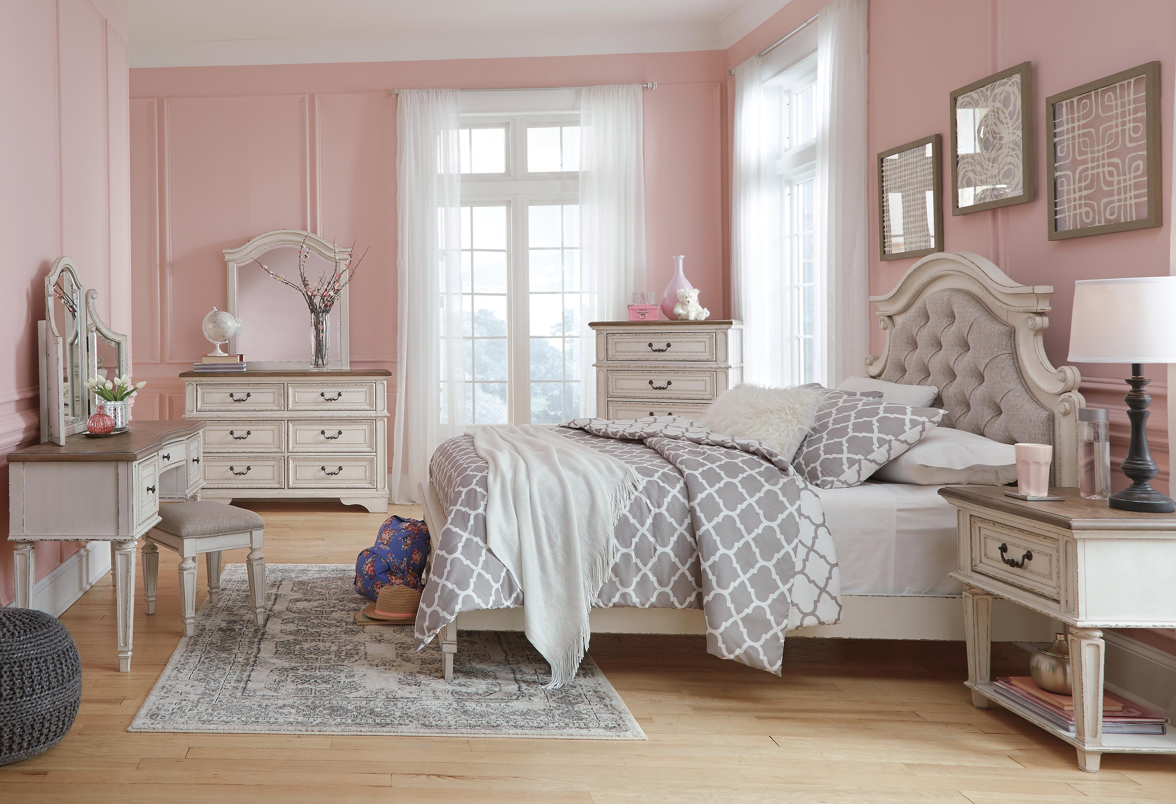 Realyn Panel Bed