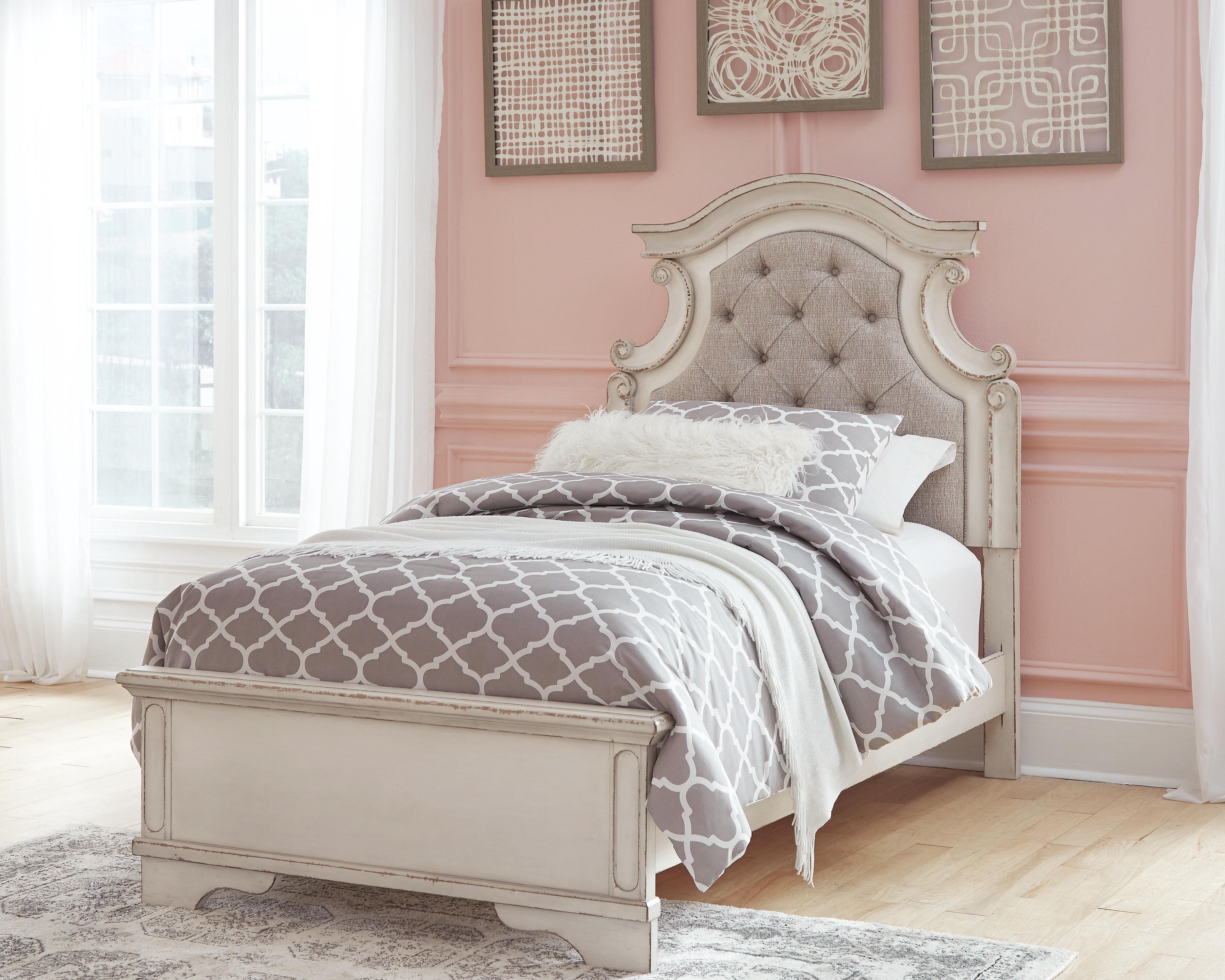 Realyn Panel Bed