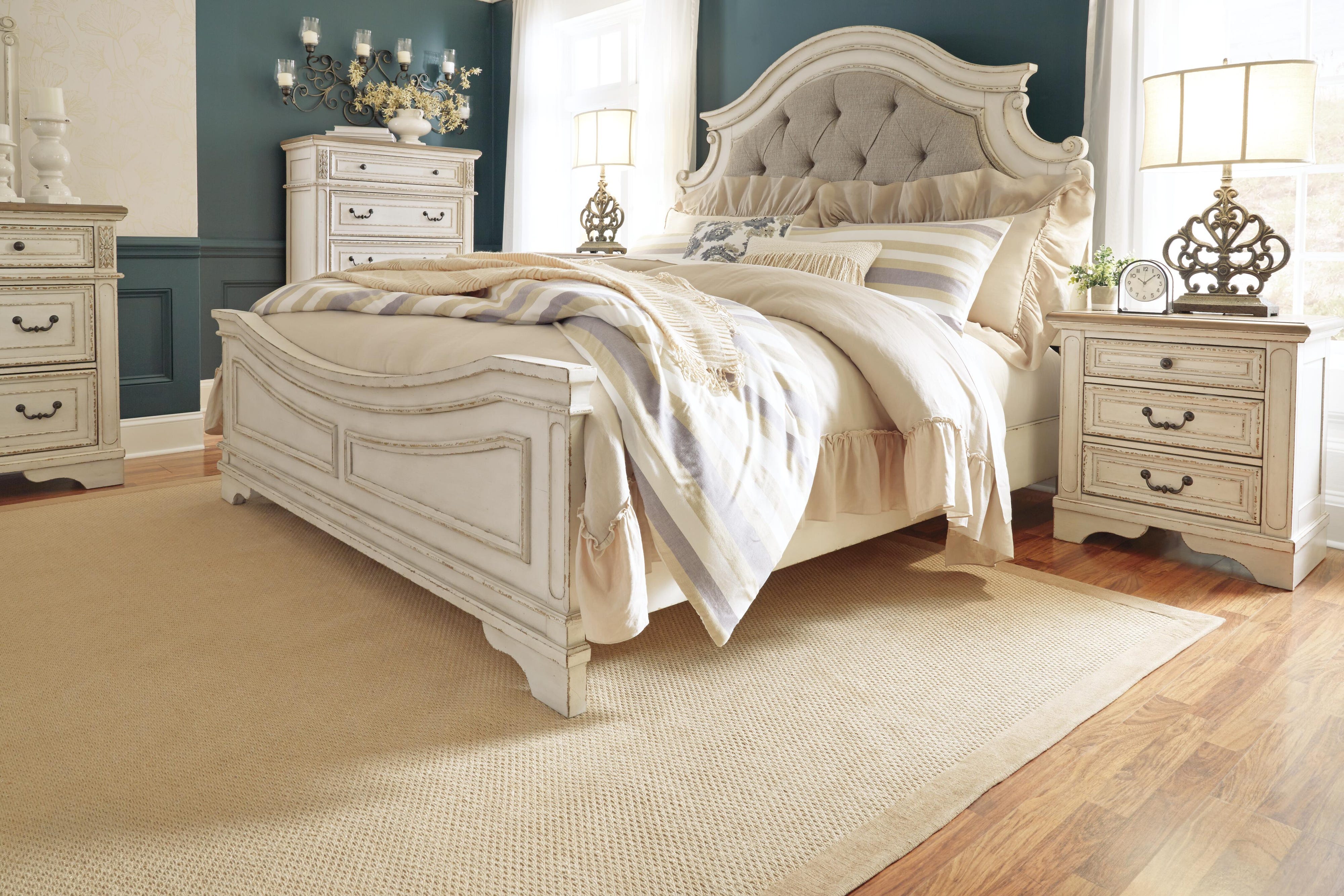 Realyn Panel Bed