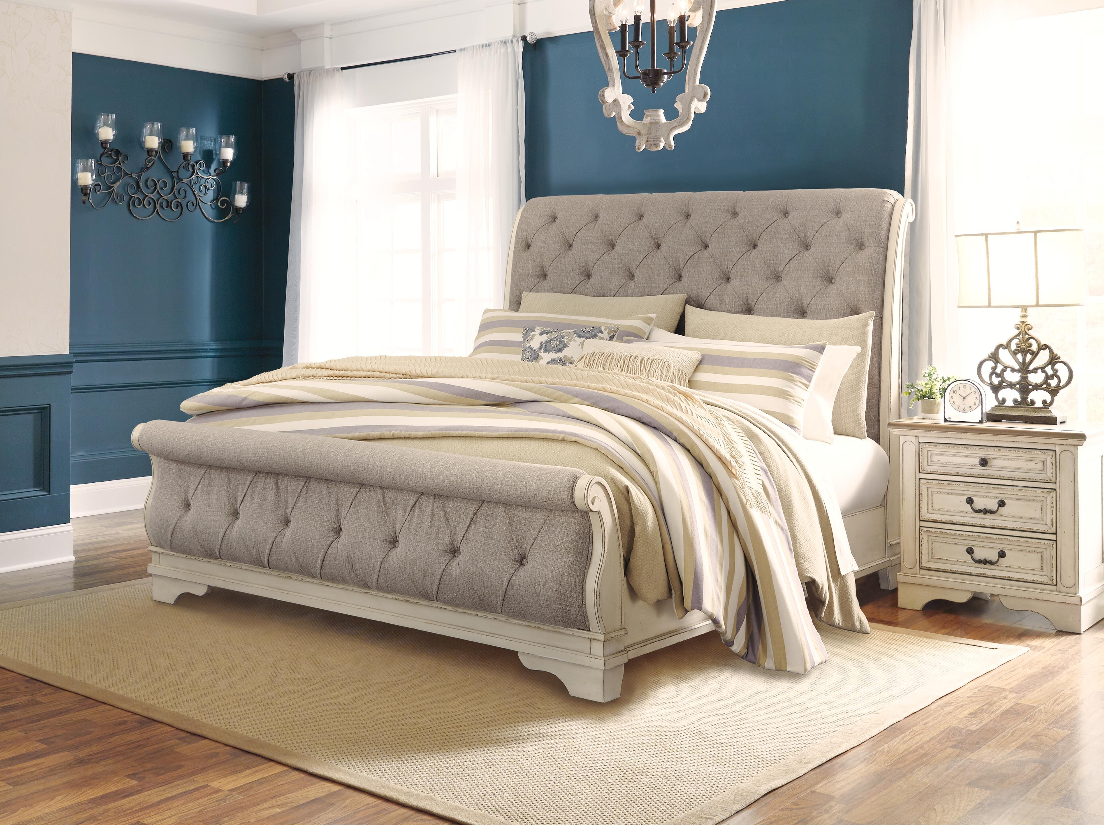 Realyn Sleigh Bed