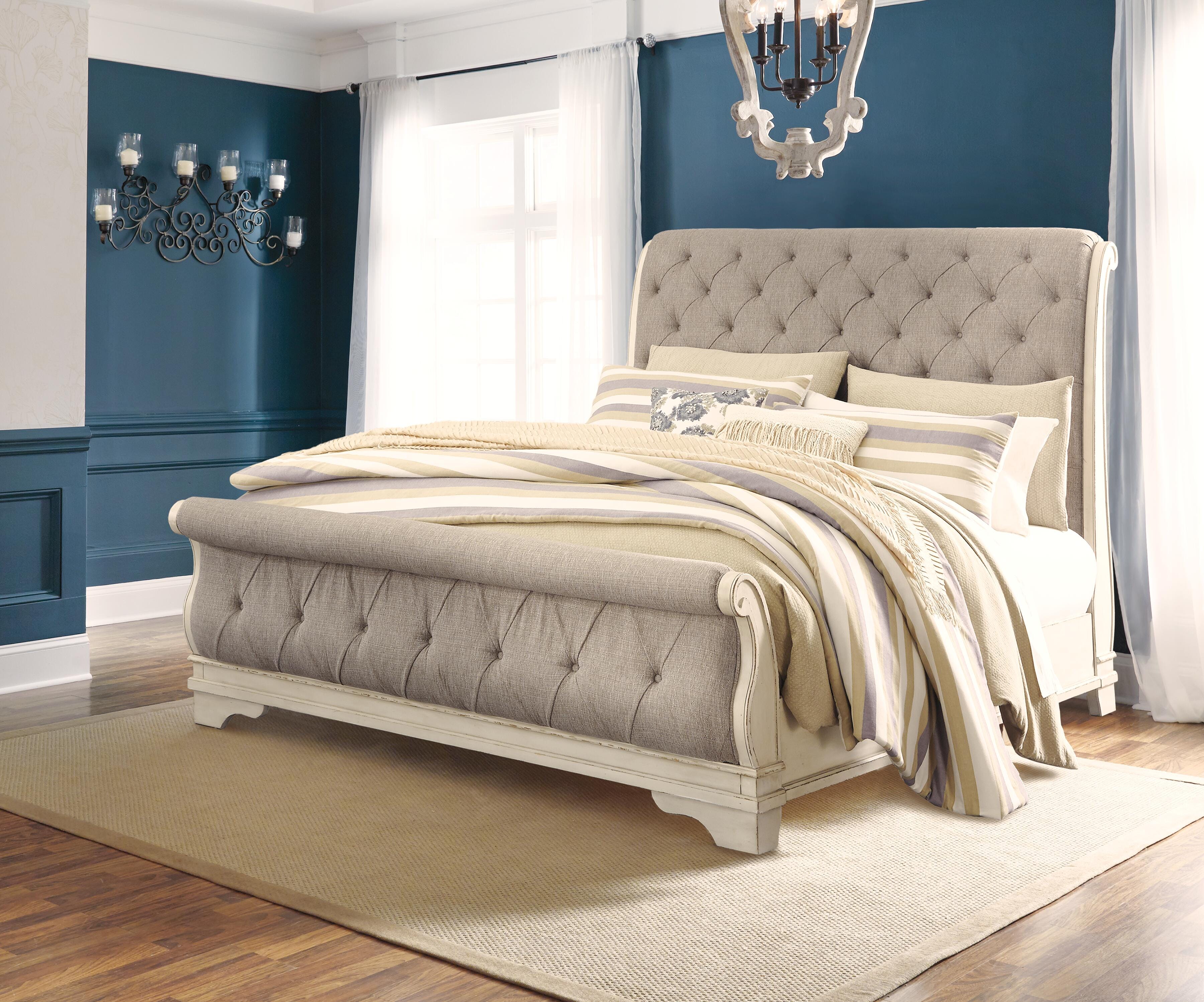 Realyn Sleigh Bed with Mirrored Dresser