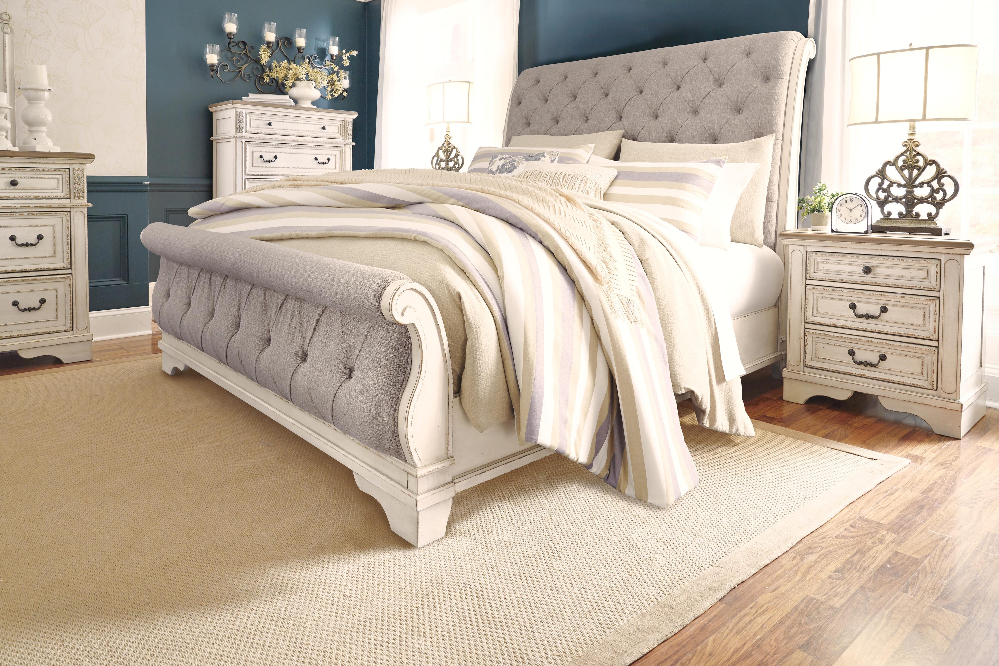 Realyn Sleigh Bed