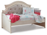 Realyn Day Bed