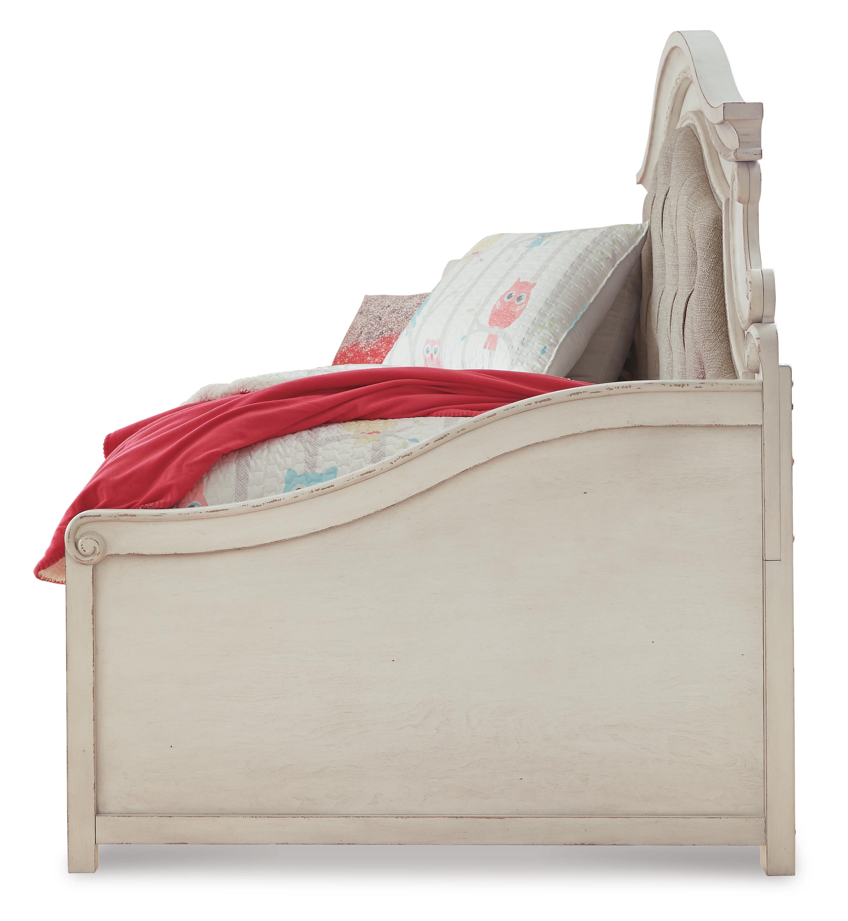 Realyn Day Bed