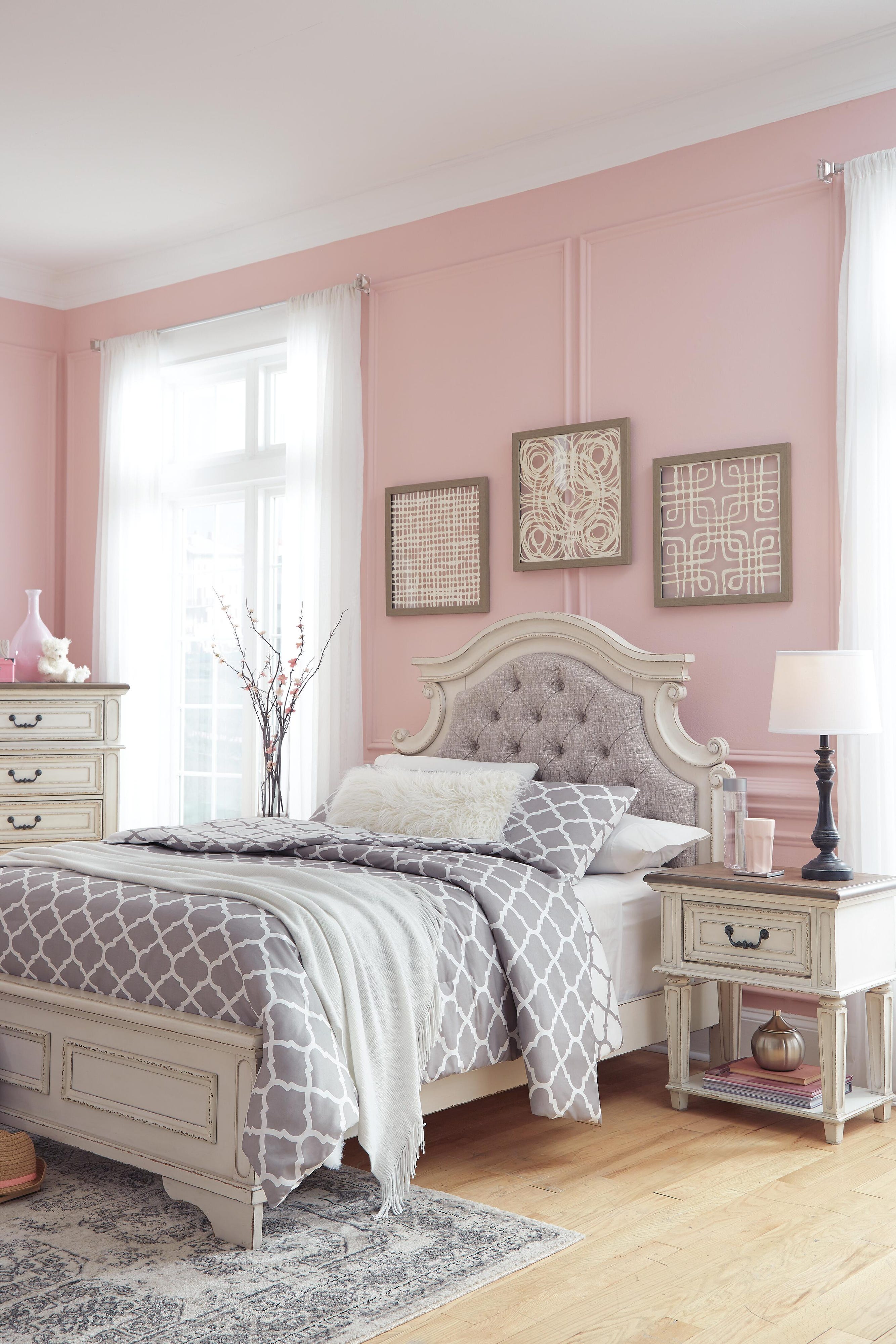 Realyn Panel Bed