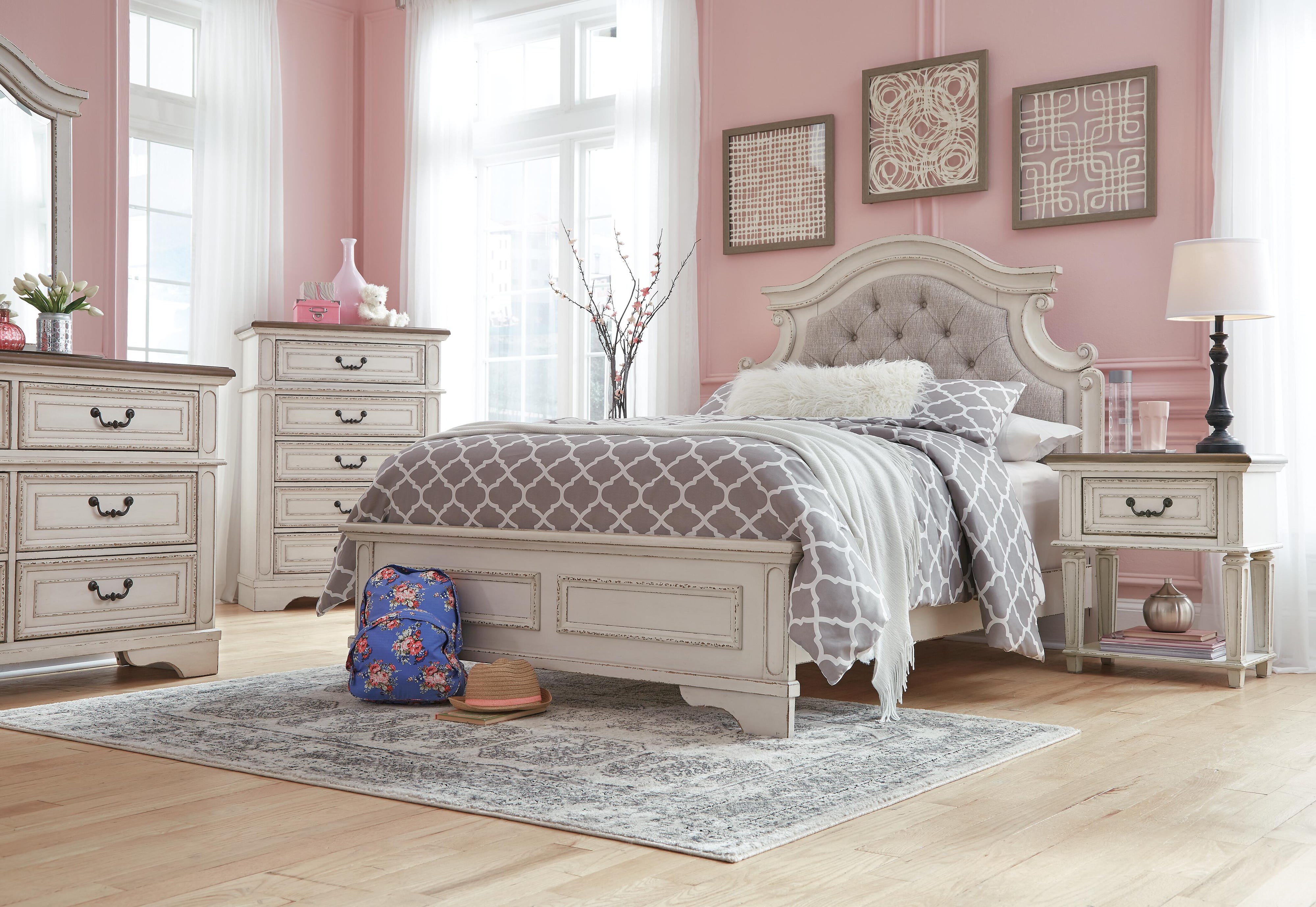 Realyn Panel Bed