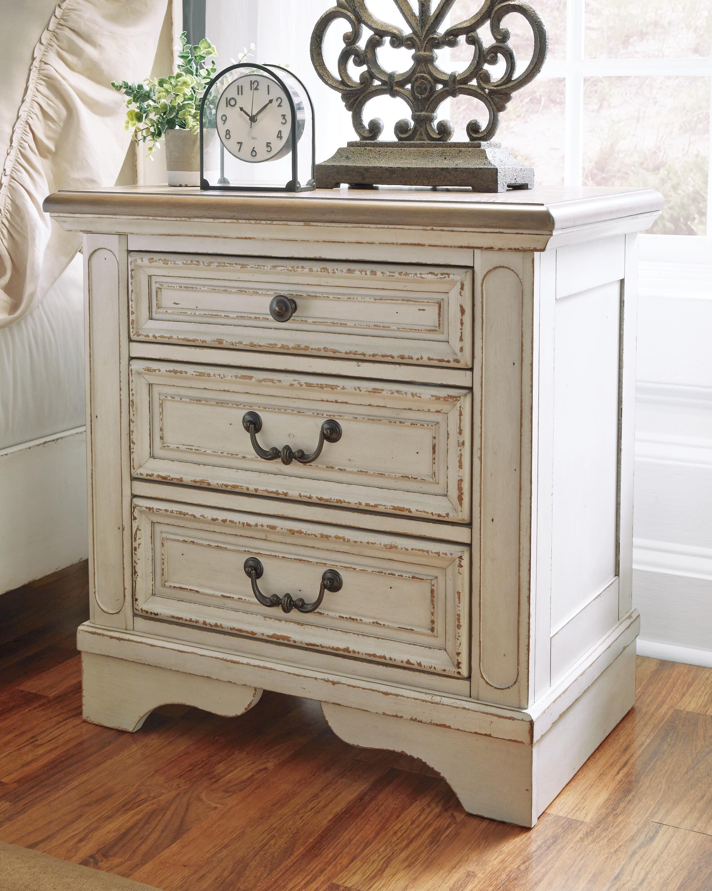Realyn Bed, Dresser and 2 Nightstands