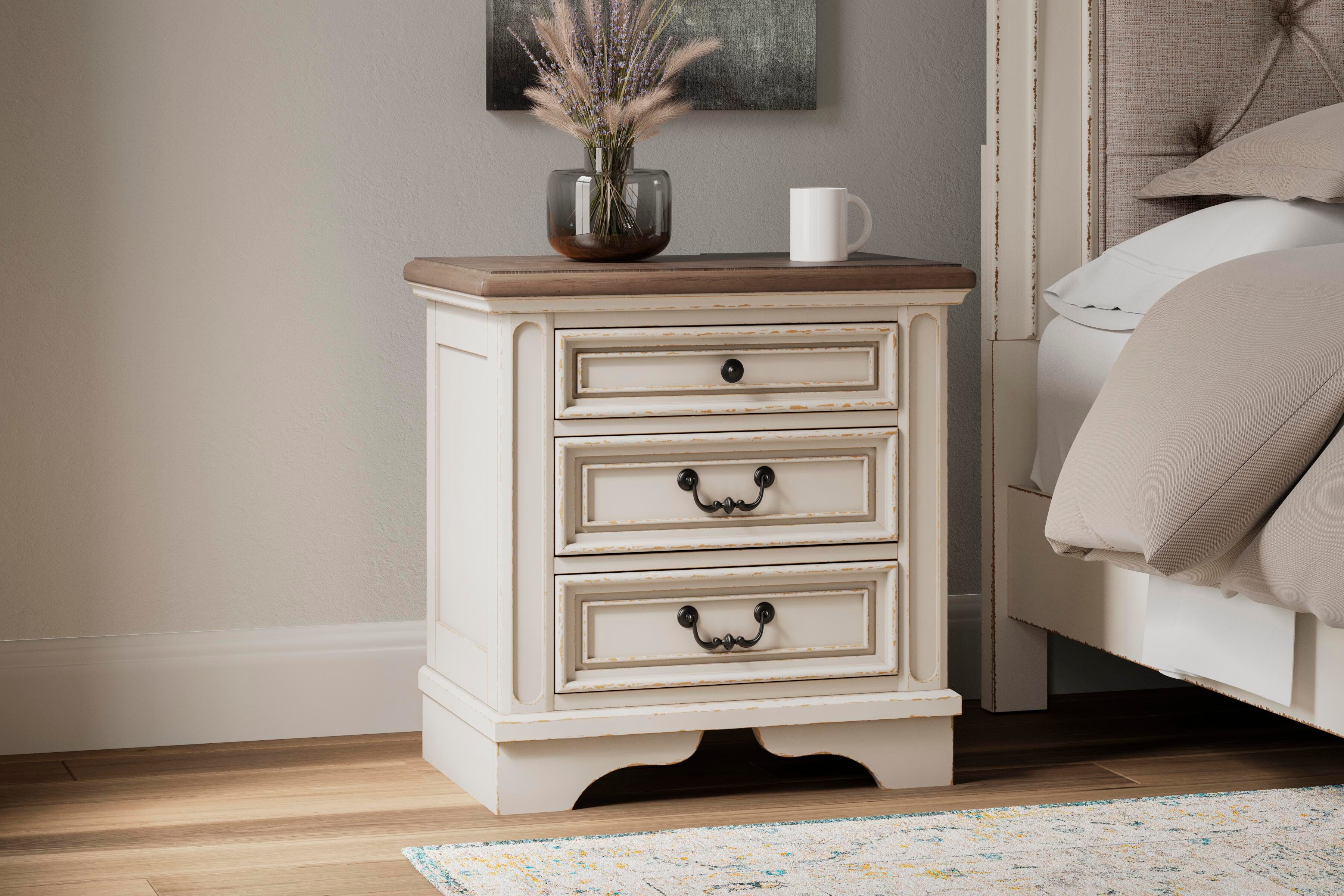 Realyn Upholstered Panel Bed and 2 Nightstands