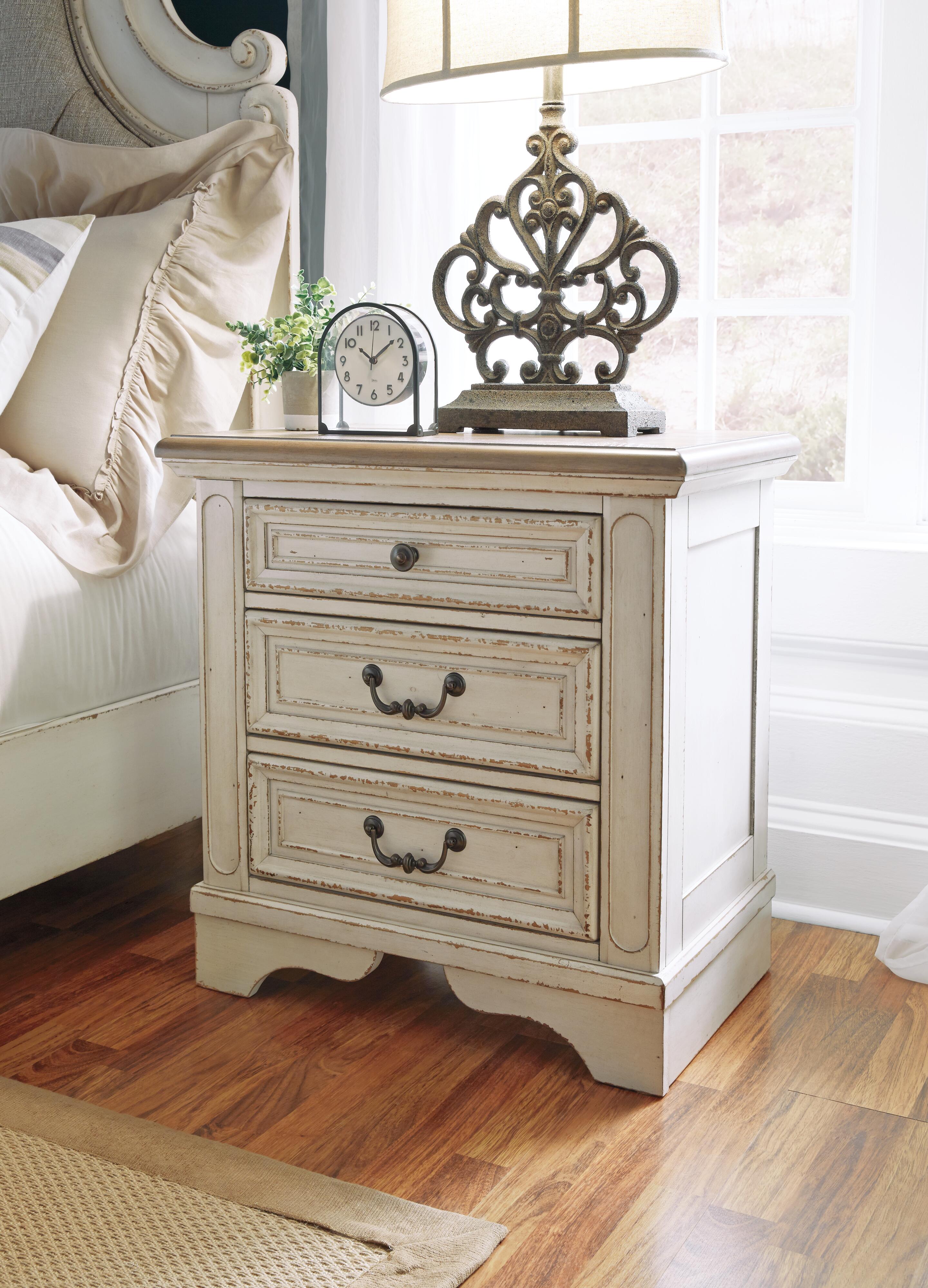 Realyn Panel Bed, Dresser, Mirror and 2 Nightstands