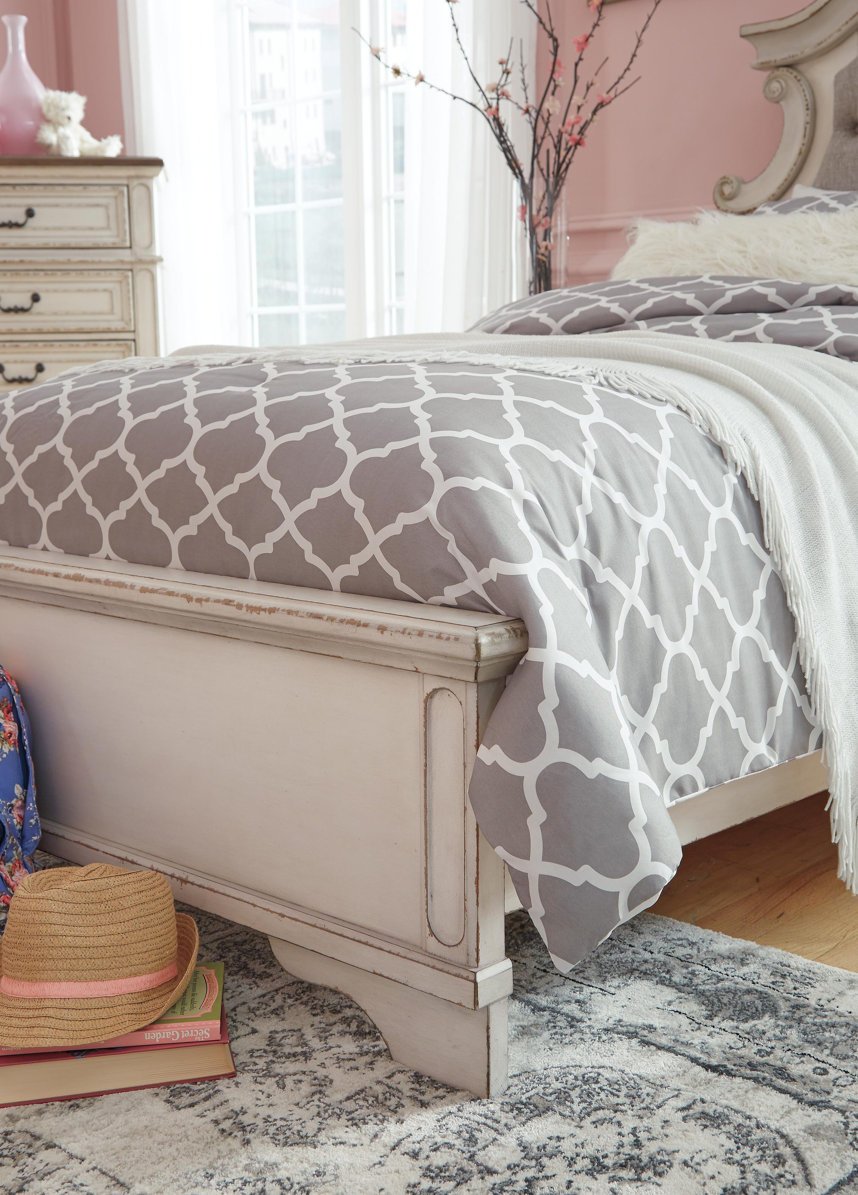 Realyn Panel Bed