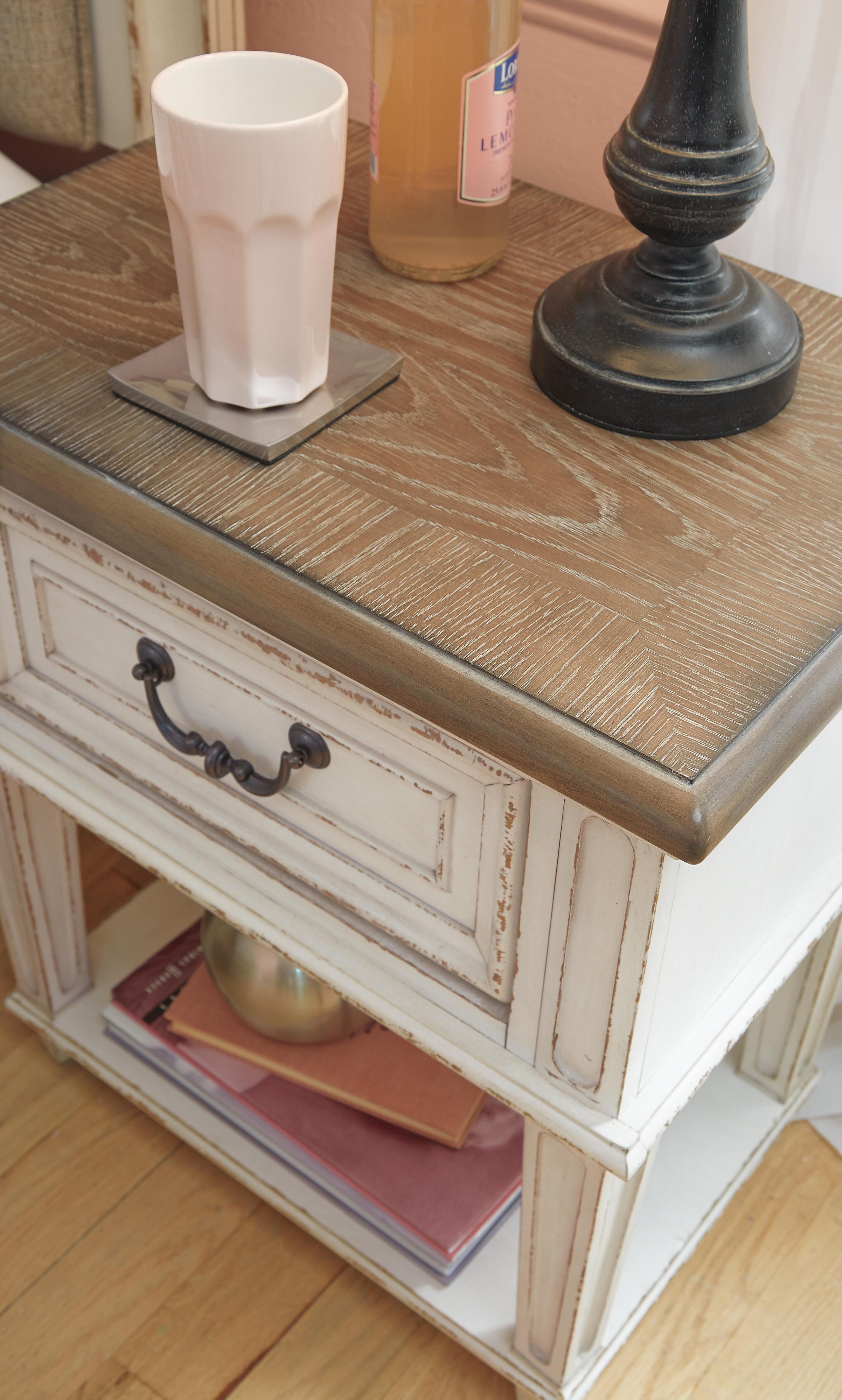 Realyn Panel Bed, Dresser, Mirror and 2 Nightstands