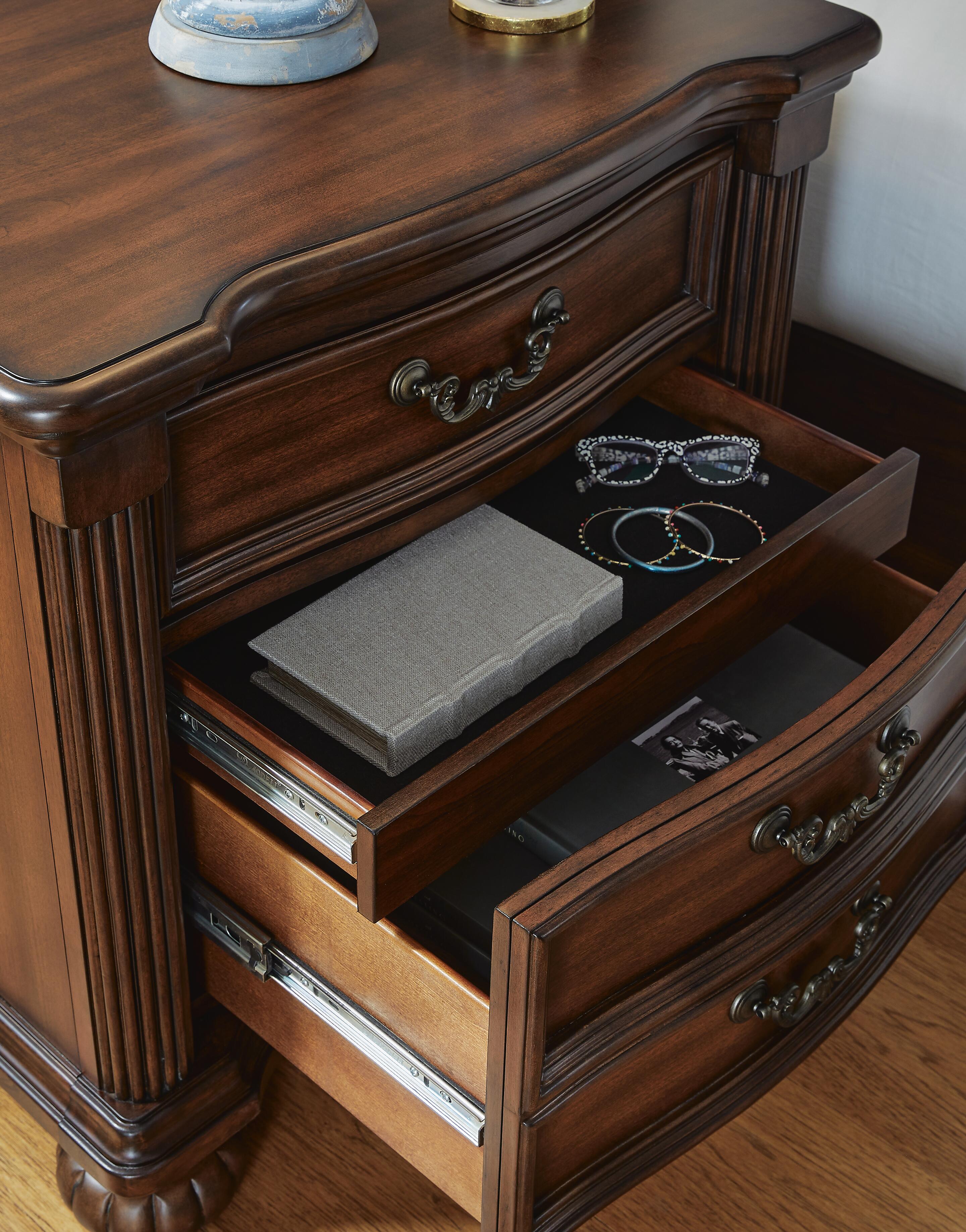 Lavinton Poster Bed, 2 Chests and Nightstand