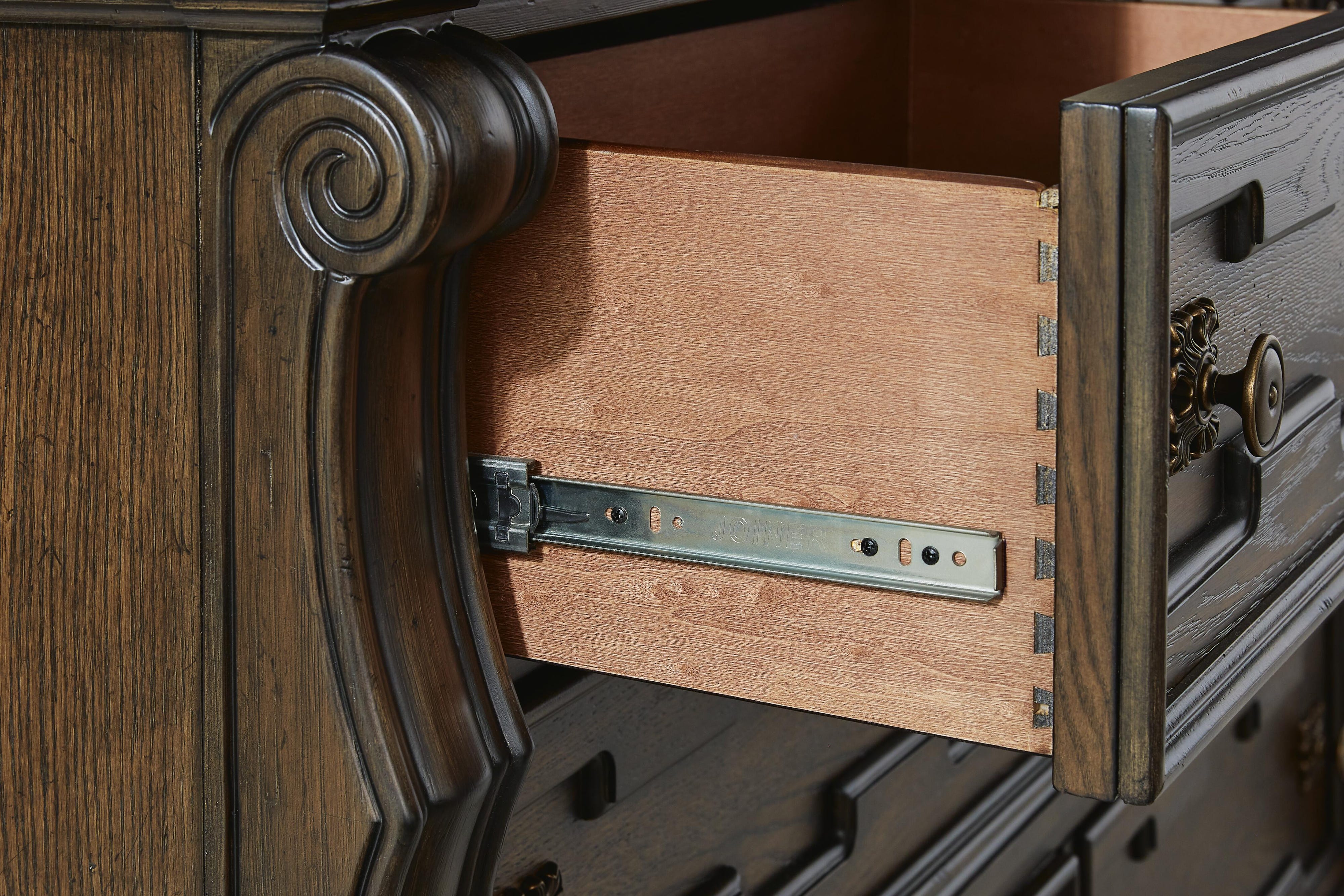 Maylee Chest of Drawers