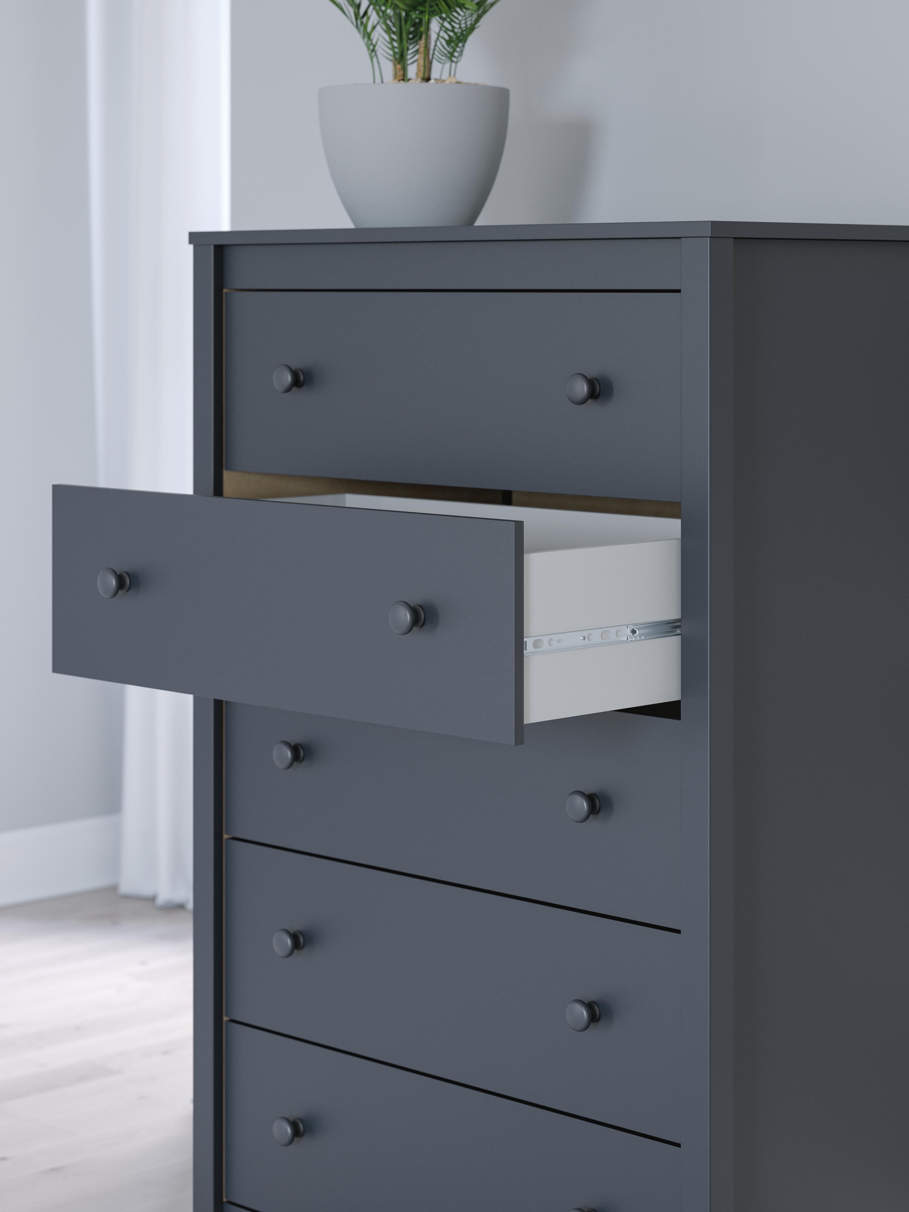 Simmenfort Platform Bed, Dresser and Chest