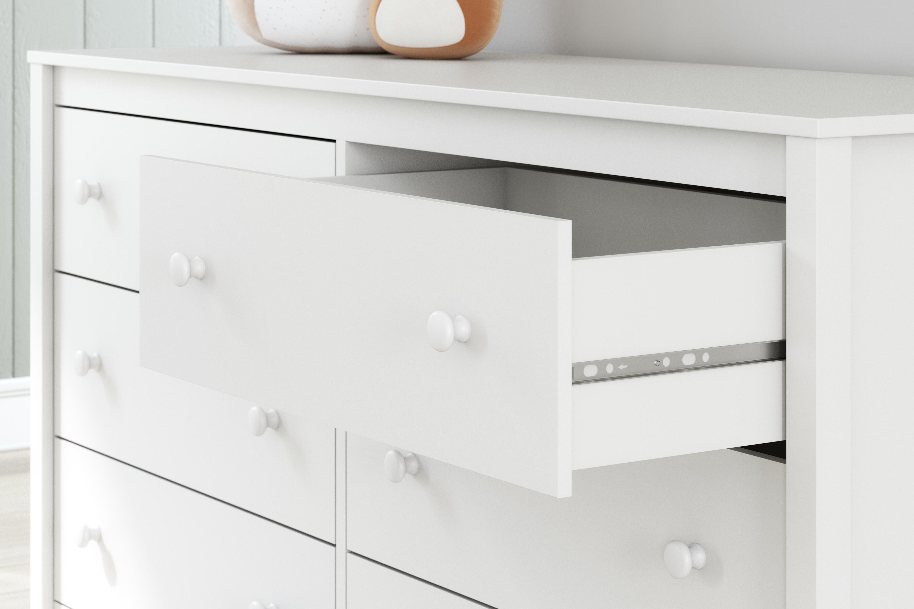 Hallityn Panel Headboard, Dresser and Chest