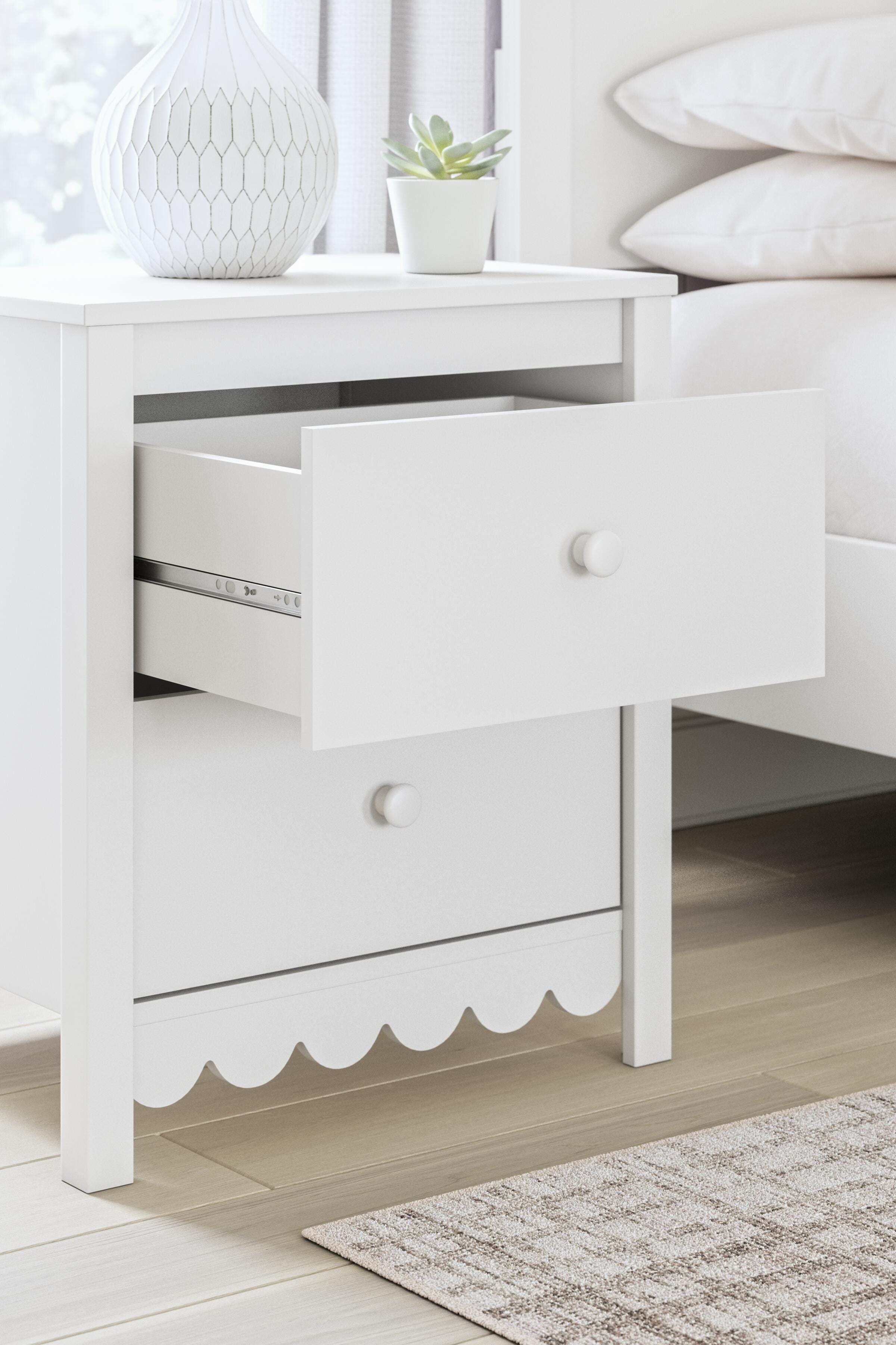 Hallityn Panel Platform Bed and 2 Nightstands