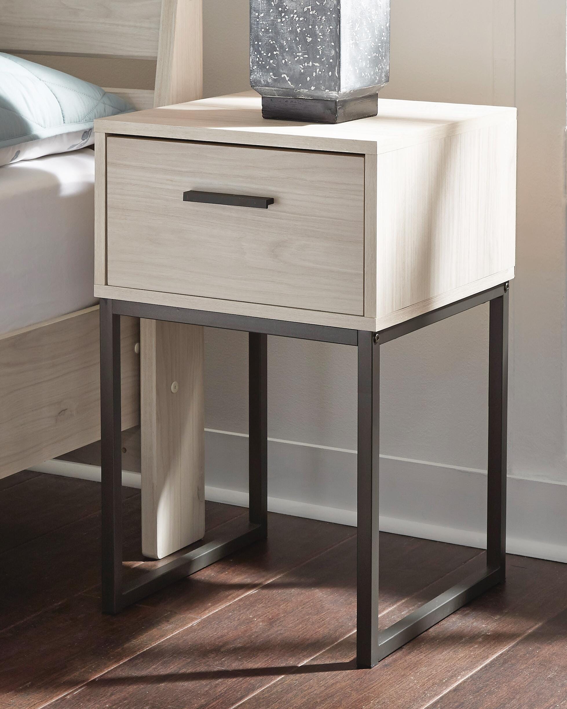 Shawburn Crossbuck Panel Headboard, Dresser and 2 Nightstands