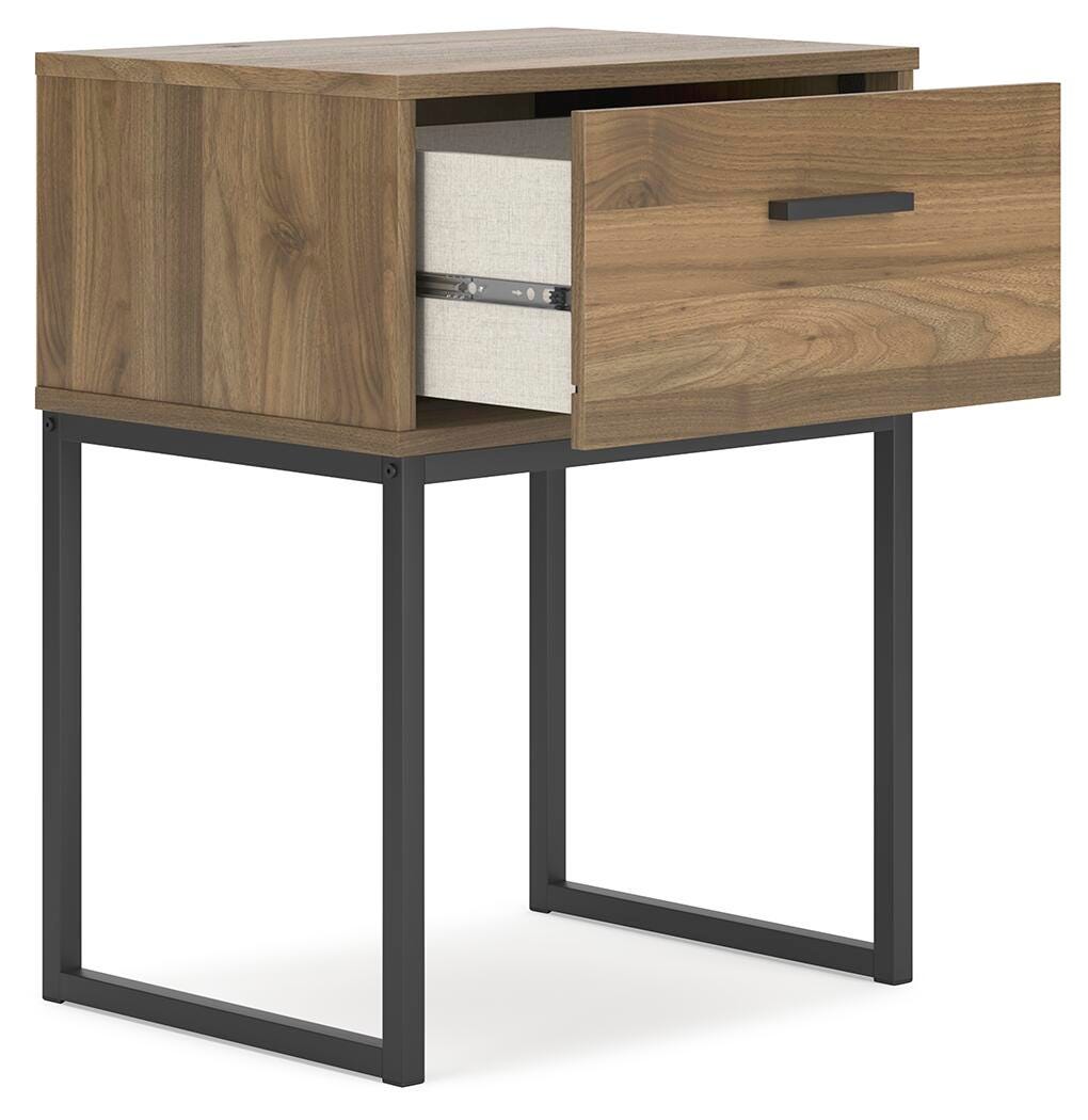Deanlow Platform Panel Bed and 2 Nightstands