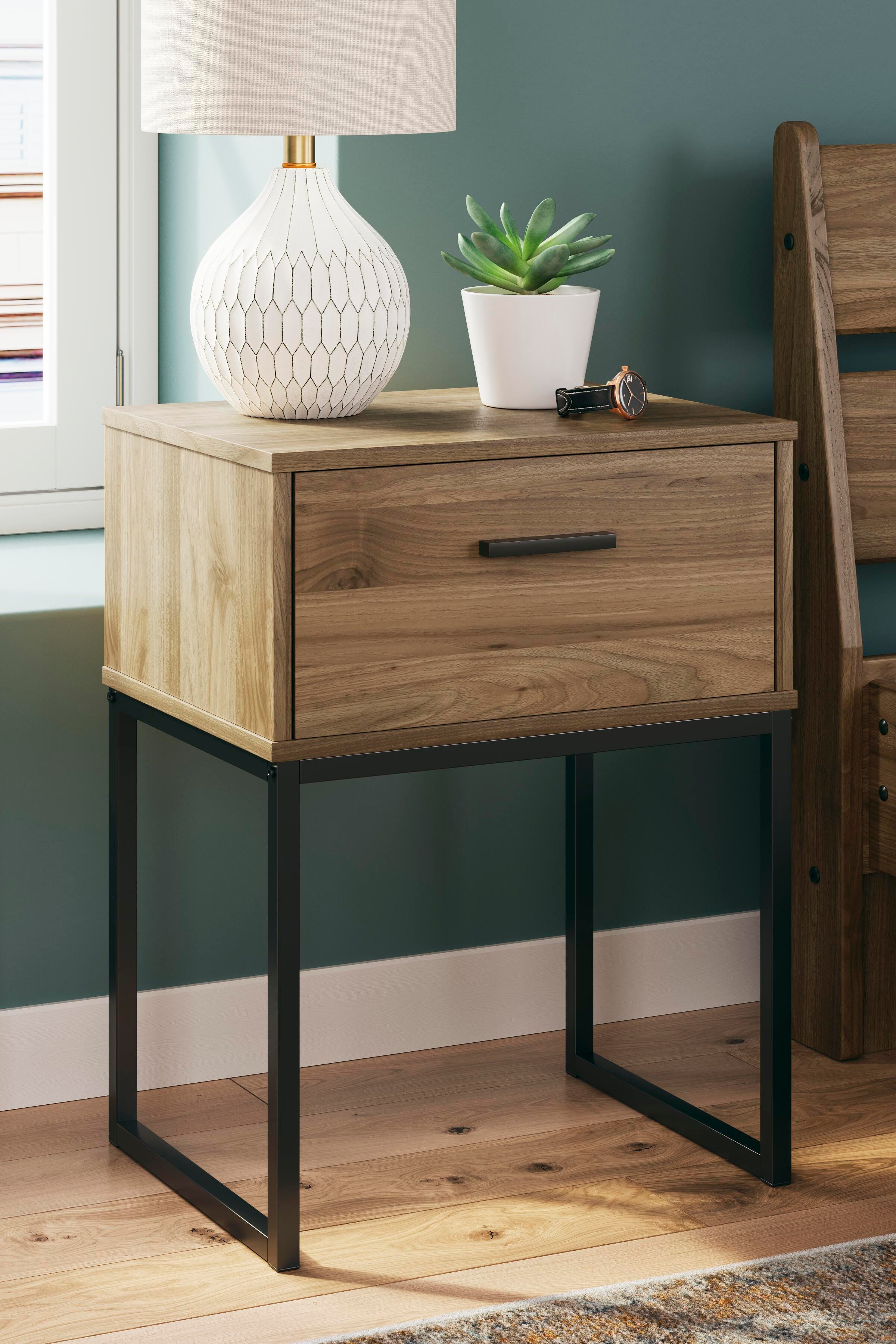 Deanlow Platform Bed and 2 Nightstands