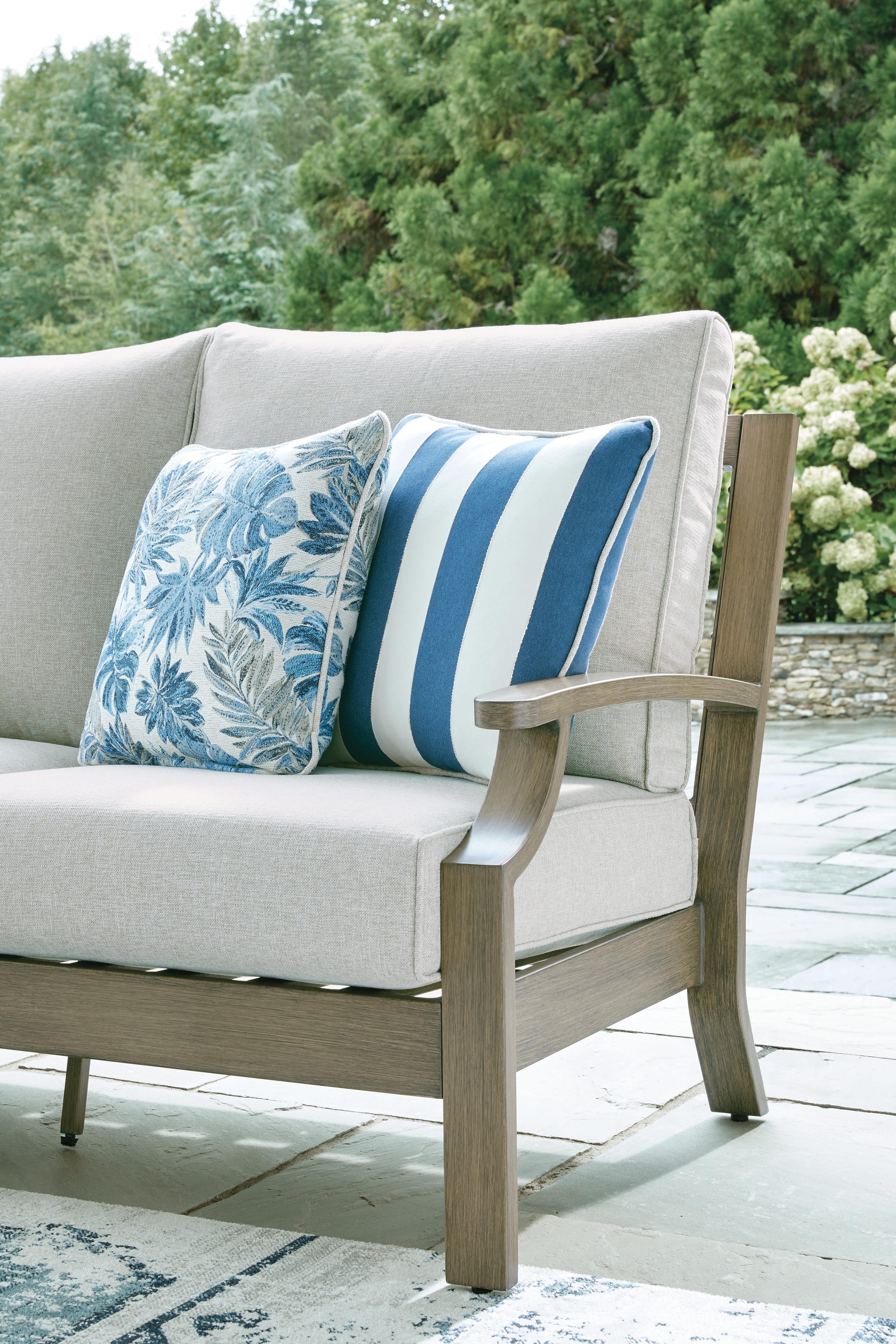 Rainier Ranch Outdoor Sofa with Cushion