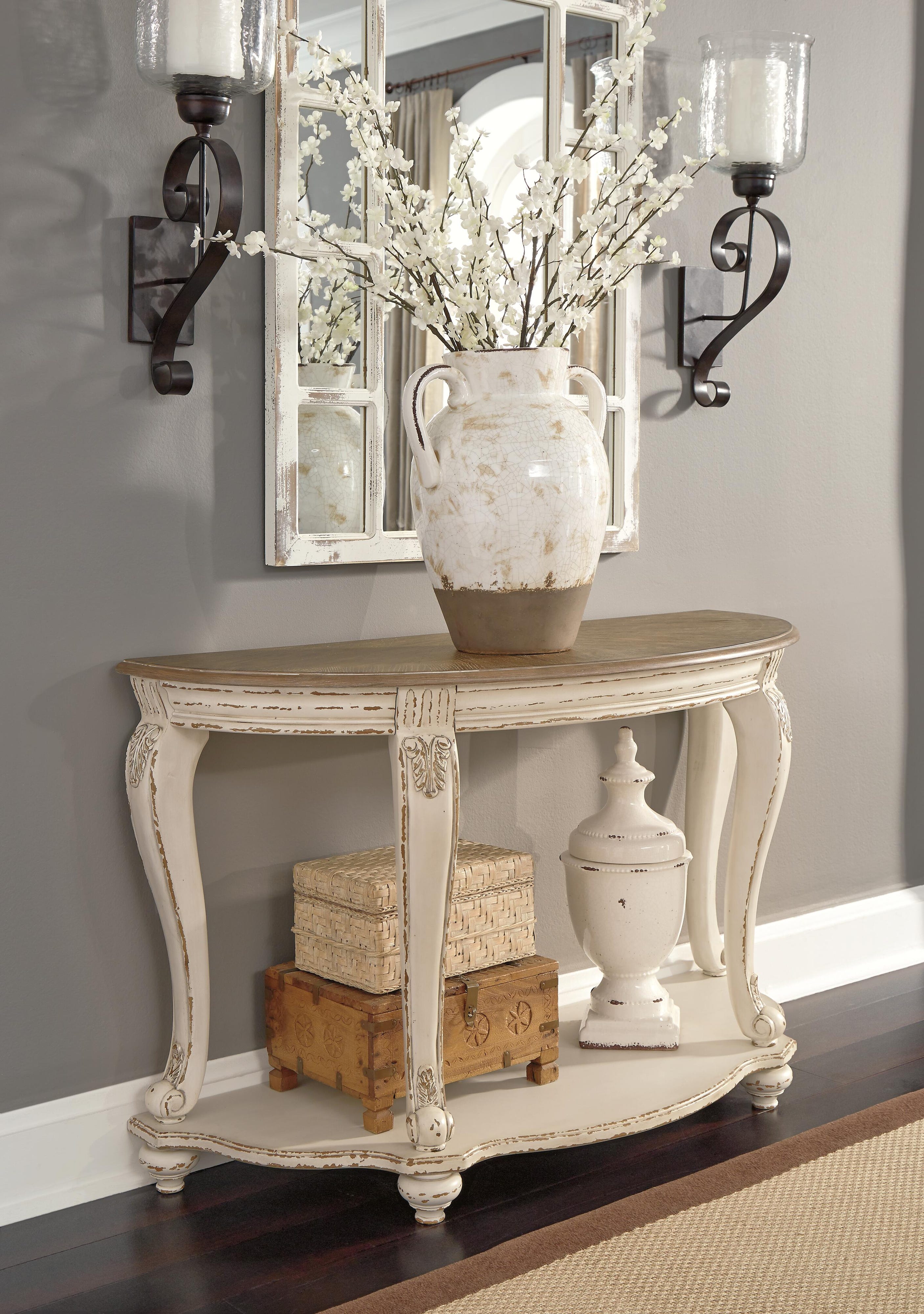 Realyn Sofa Table